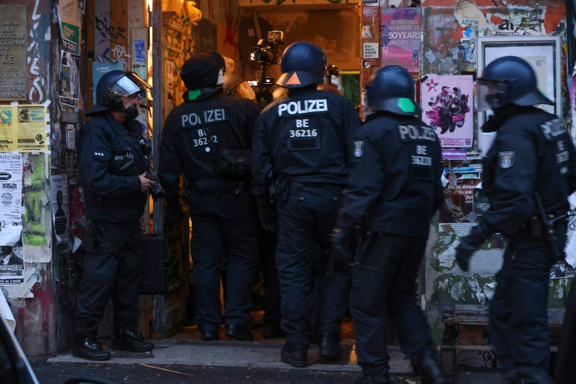 Am Donnerstagmorgen rückte die Polizei in der Rigaer Straße 94 an.