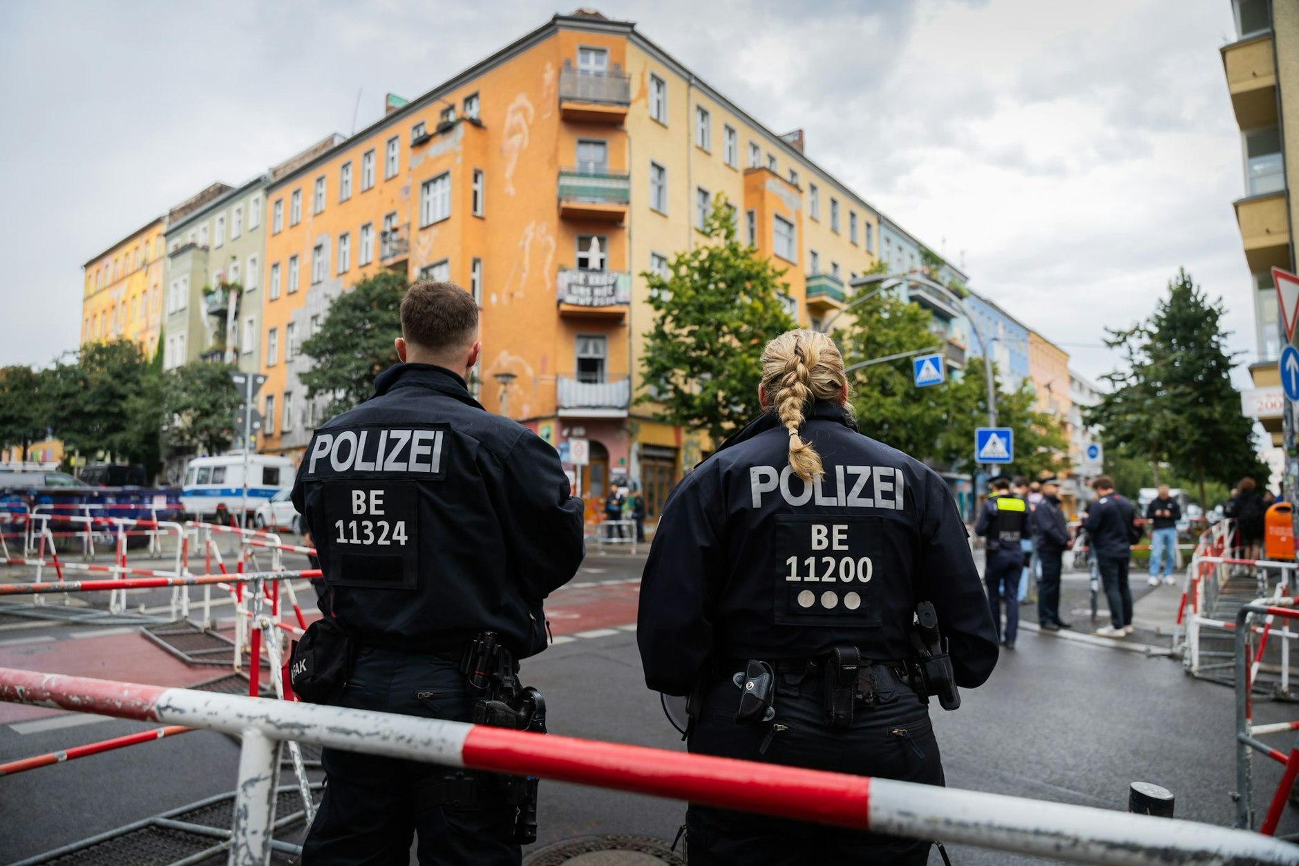 Ohne Schutzhelm: Polizeikräfte sichern nach einer Razzia am Mittwoch Teile der Rigaer Straße in Berlin.