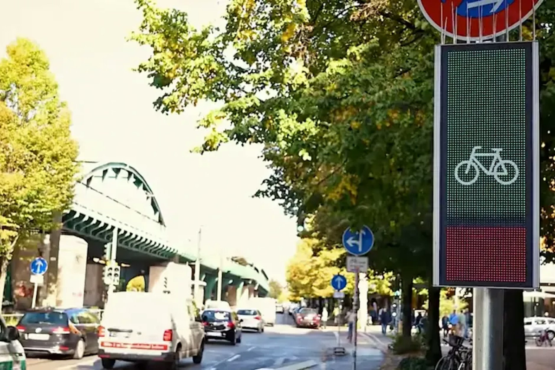 Die Veloflow-Anzeigetafeln soll Radfahrer anzeigen, ob sie an der nächsten Ampel nich die Grünphase erwischen können.