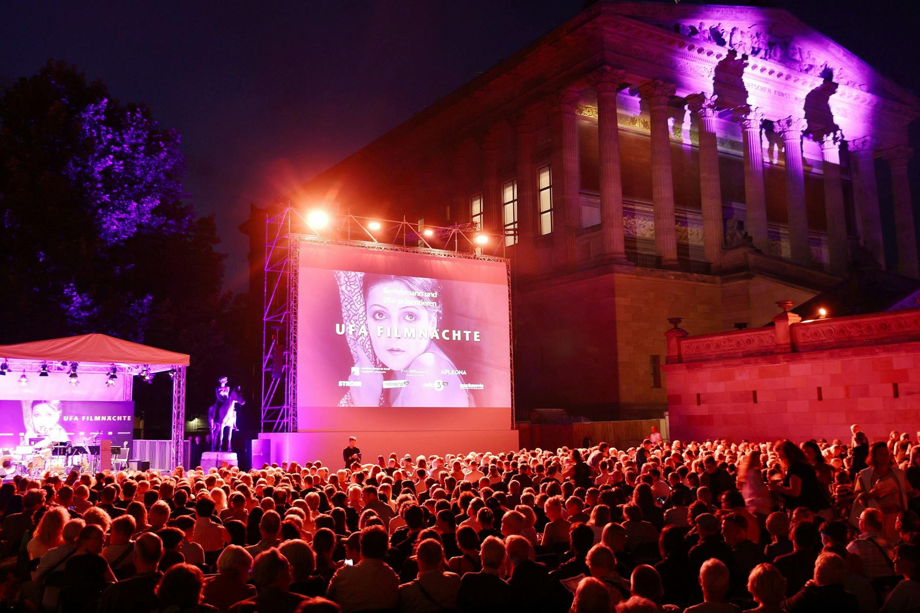Traumkulisse am Mittwoch in Berlin: Zahlreiche Gäste wurden auch dieses Jahr wieder zur Eröffnung der UFA-Filmnächte auf der Museumsinsel erwartet.