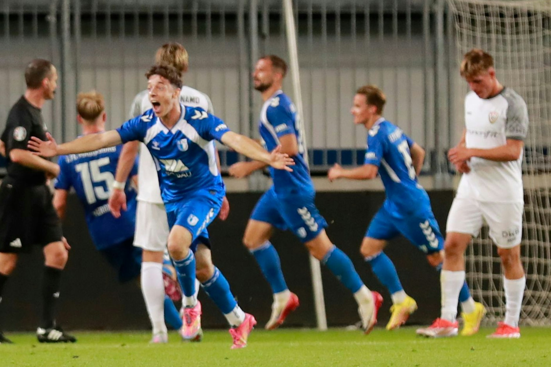 Der 1. FC Magdeburg II jubelt nach dem späten 4:3, Leandro Putaro vom BFC Dynamo ist total bedient.