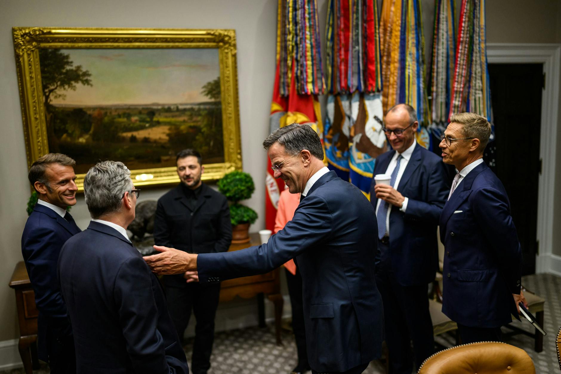 Die Europäer warten in einem Nebenraum, während Trump mit Putin telefoniert.