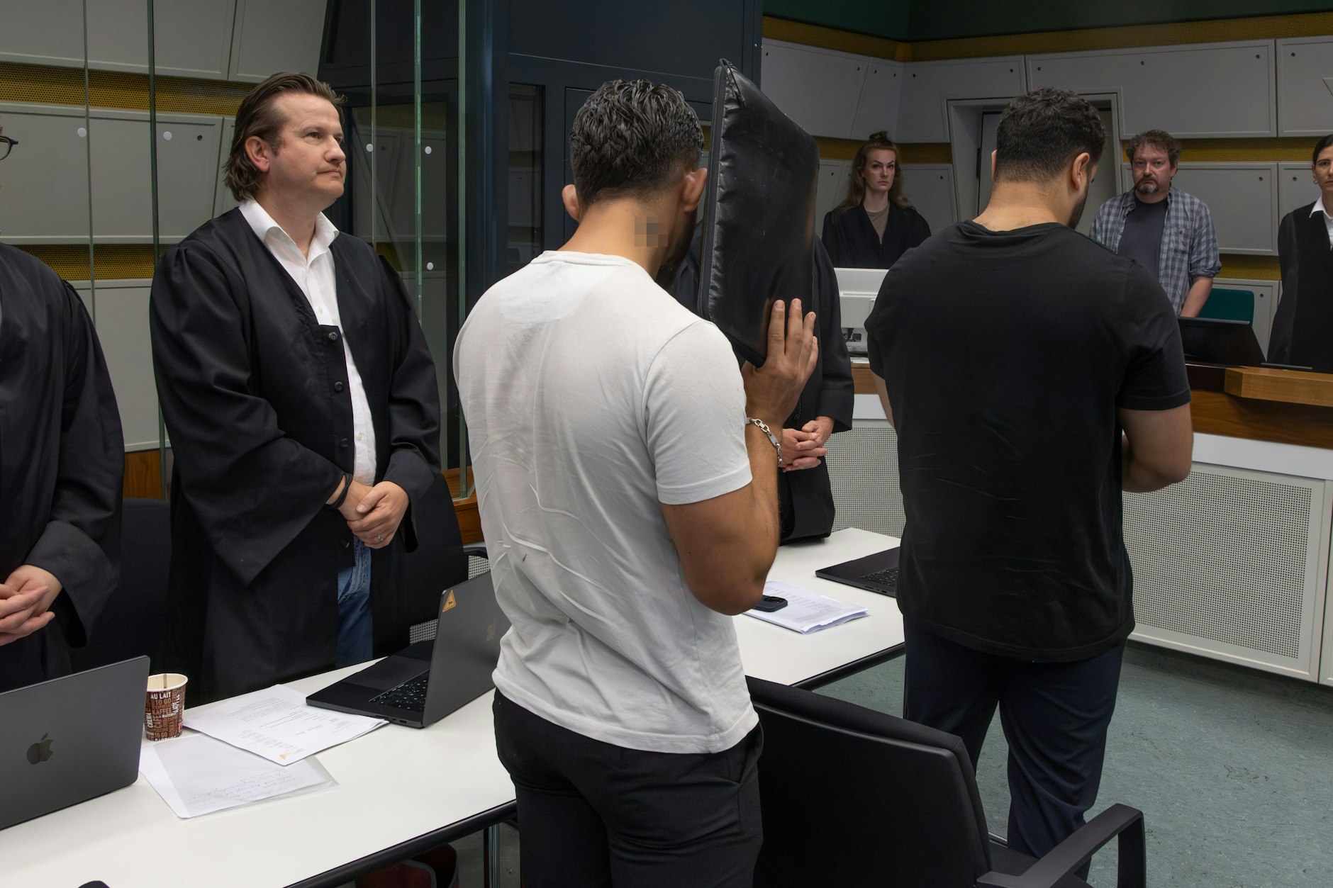 Die Angeklagten Hassan Ü (20) und Khalil M. (21) mit ihrem Anwalt vor Gericht.