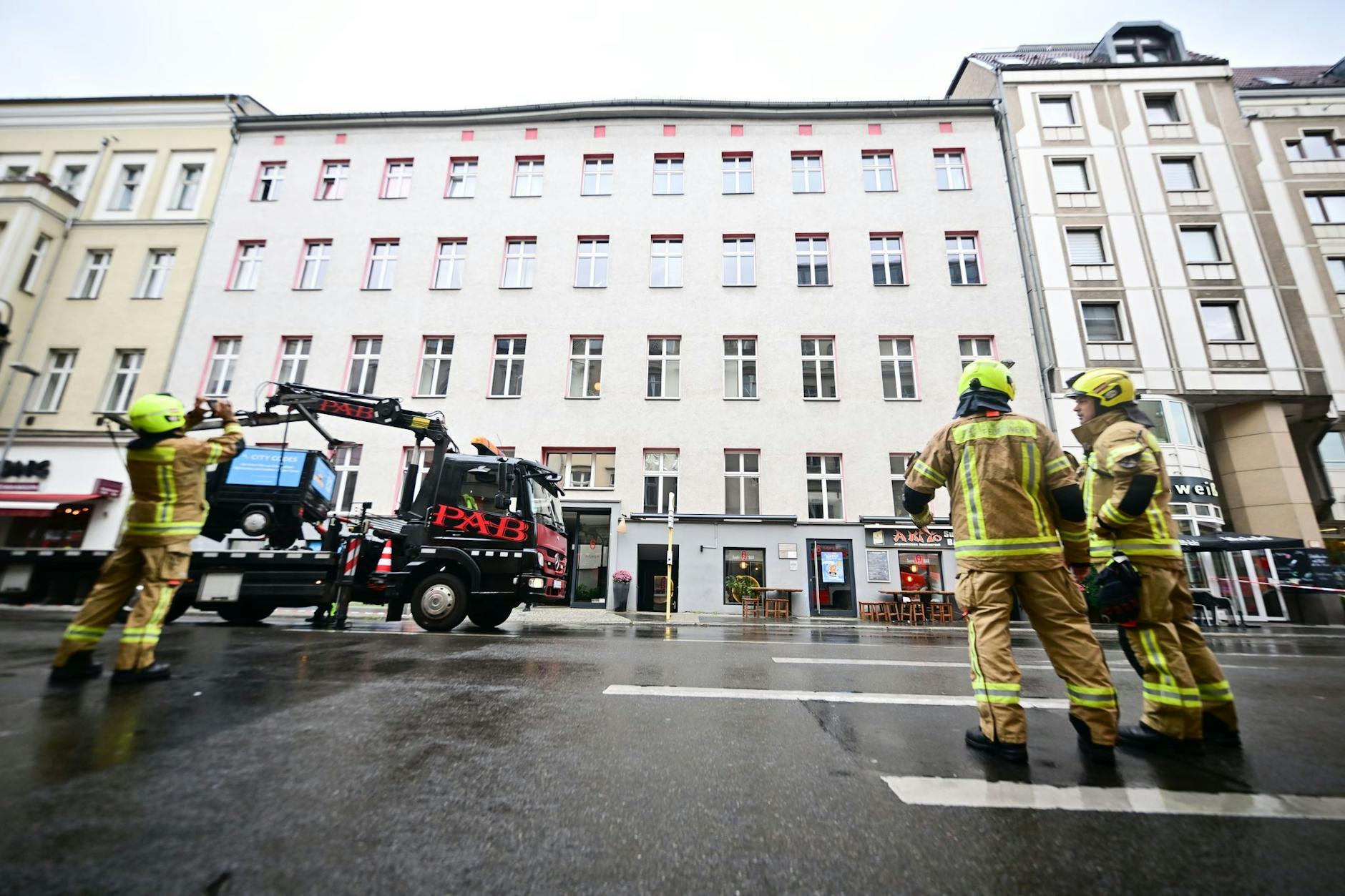 Feuerwehrleute räumen am Donnerstag das Haus in der Reinhardtstraße 6 wegen Einsturzgefahr. Oben sieht man die Delle, wo sich der Dachstuhl nach vorne ausbeult.