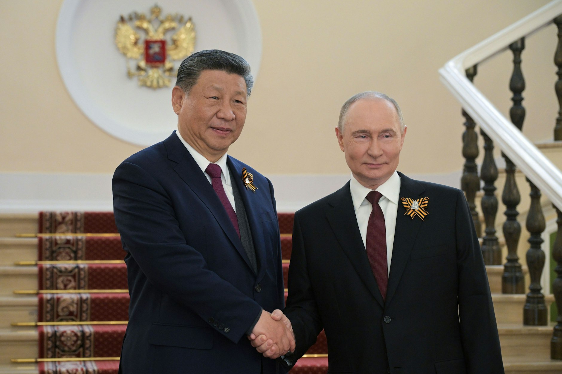China hält sich im Hintergrund, bestimmt aber mit: Der chinesische Präsident Xi Jinping (l.) und der russische Präsident Wladimir Putin am 8. Mai in Moskau.