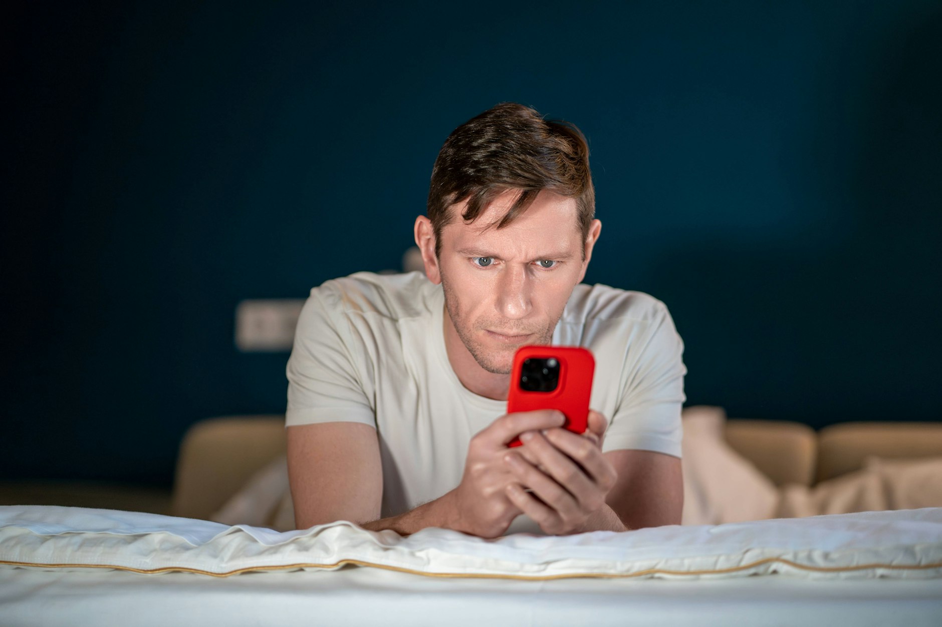 Knapp 49 Prozent der im zweiten Quartal 2025 gemeldeten Inhalte wurden als „rechts“ eingestuft, während weniger als 0,5 Prozent als „links“ galten.