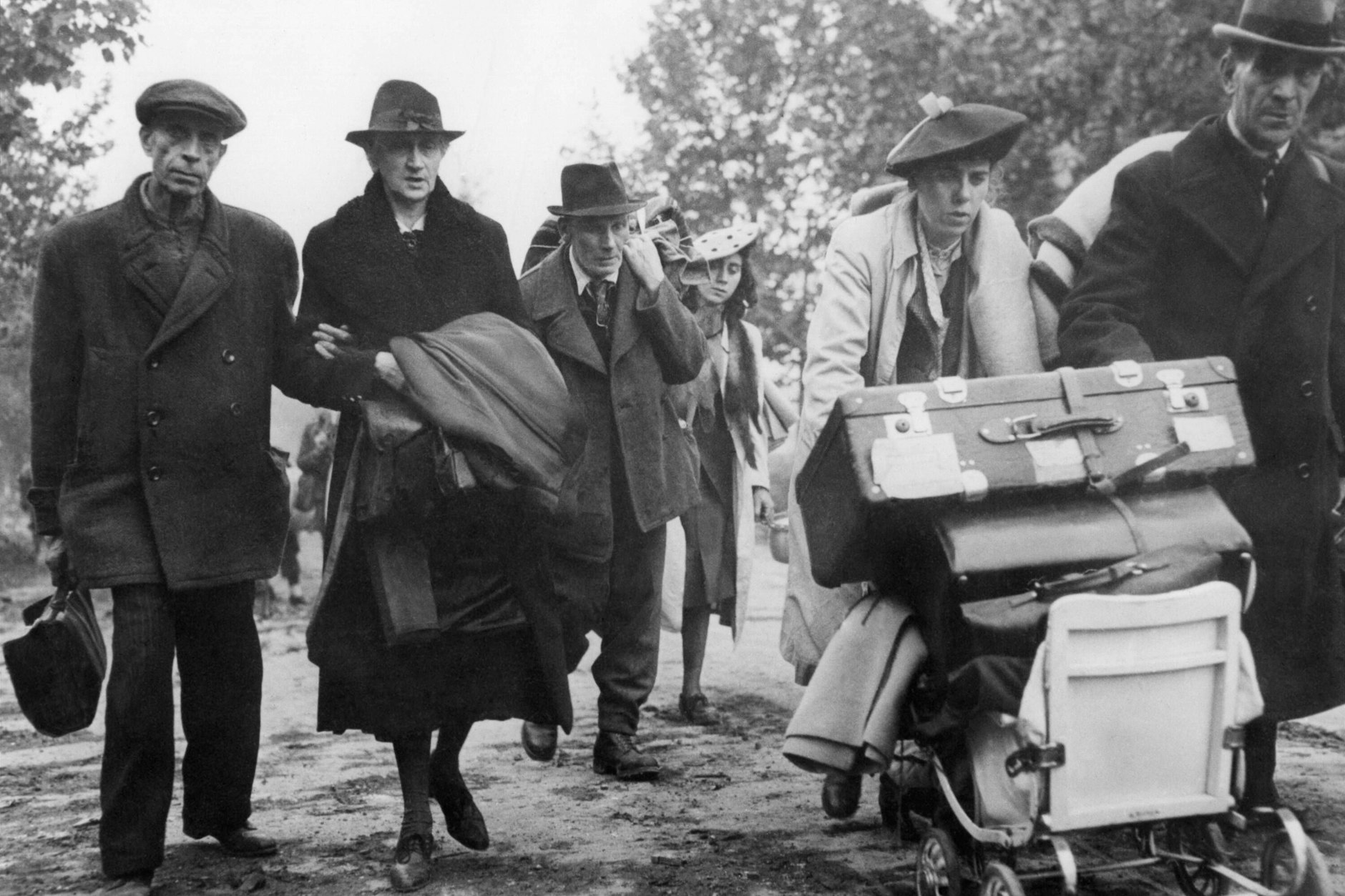 Deutsche Zivilisten mit ihren Habseligkeiten auf der Flucht im Jahr 1944 in Aachen