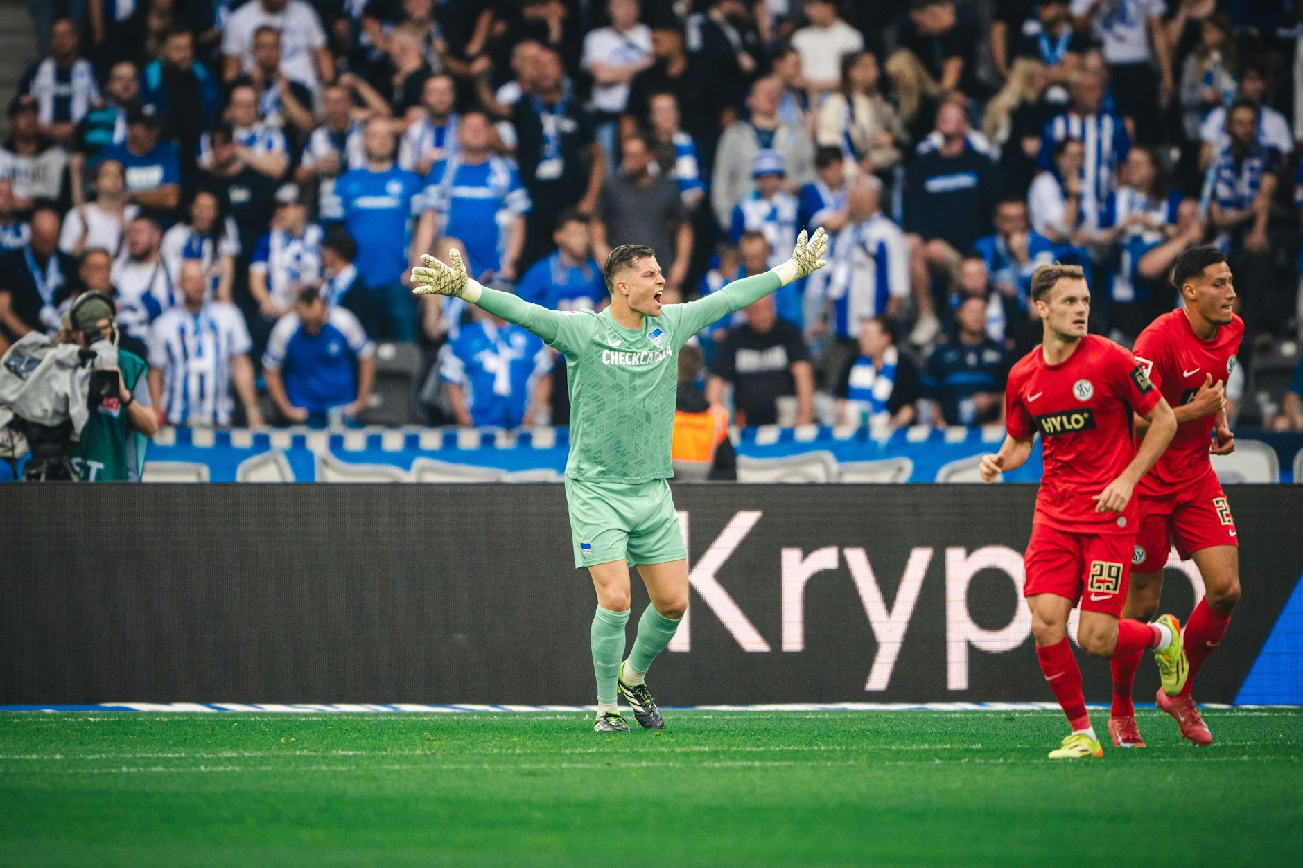 Torwart Tjark Ernst ließ seinen Unmut über die Leistung von Hertha BSC gegen die SV Elversberg freien Lauf.