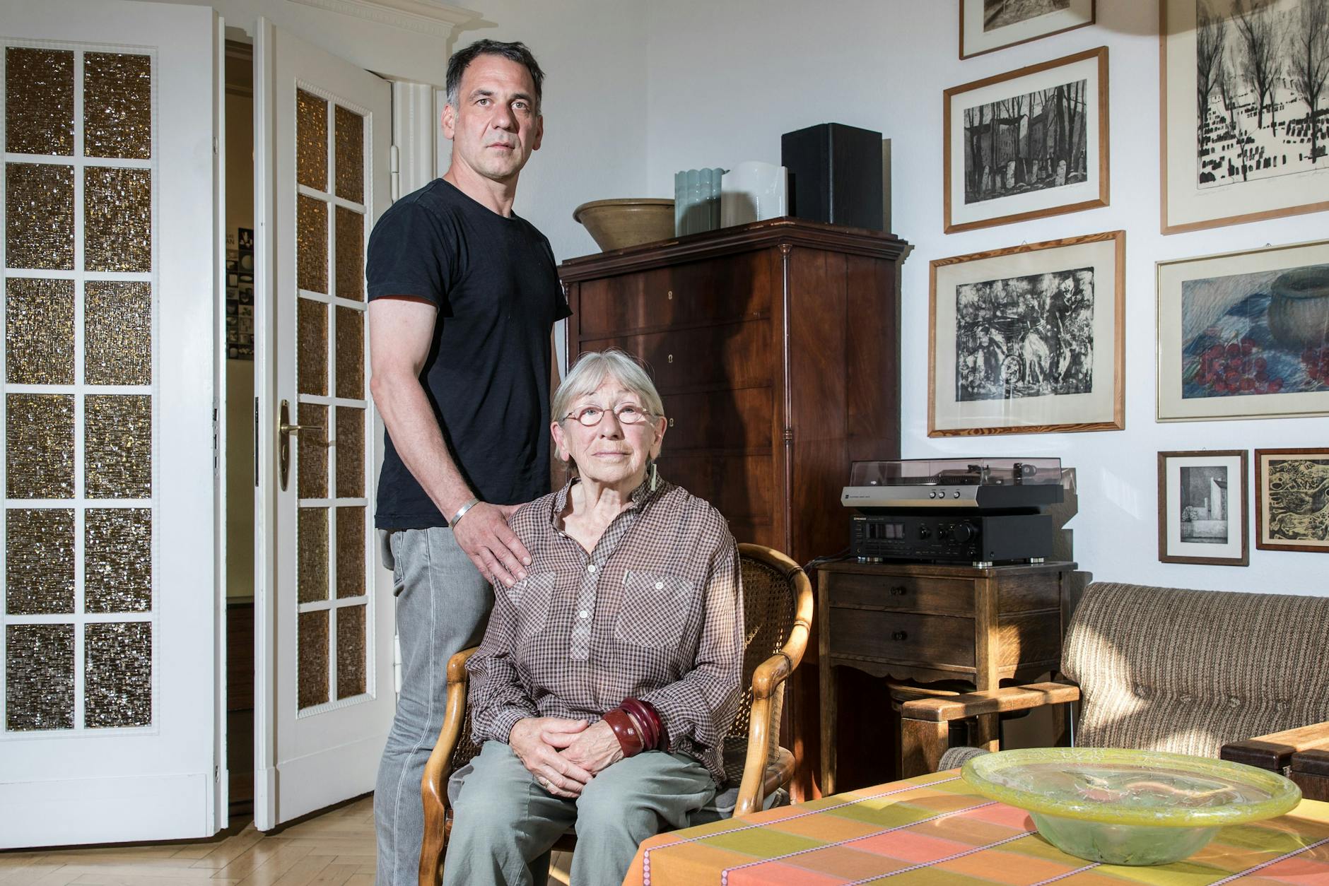 Christian Thoelke mit seiner Mutter Bärbel Thoelke zu Hause in Berlin-Pankow.