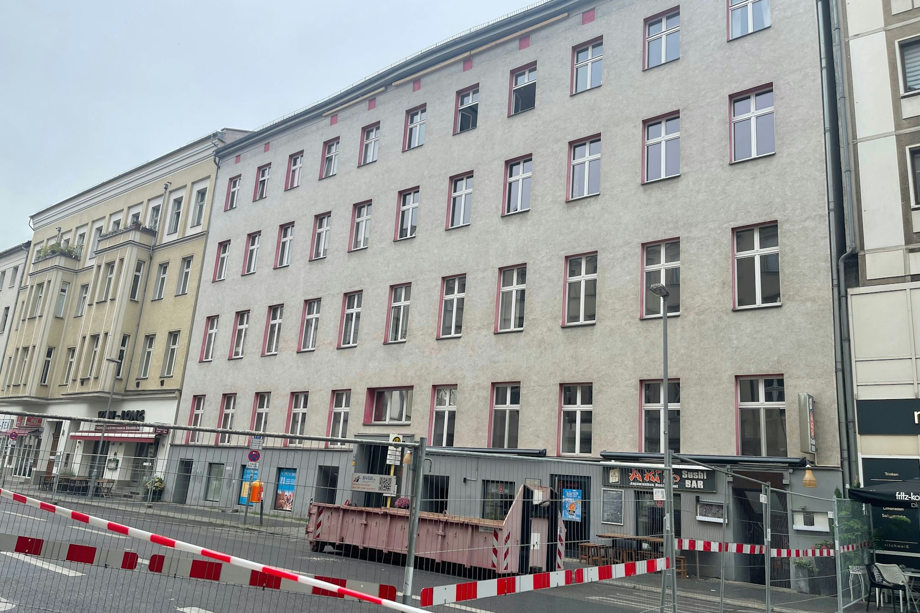 Das Gebäude und die Straße ist weiterhin abgesperrt. Auch die Geschäfte müssen geschlossen bleiben.