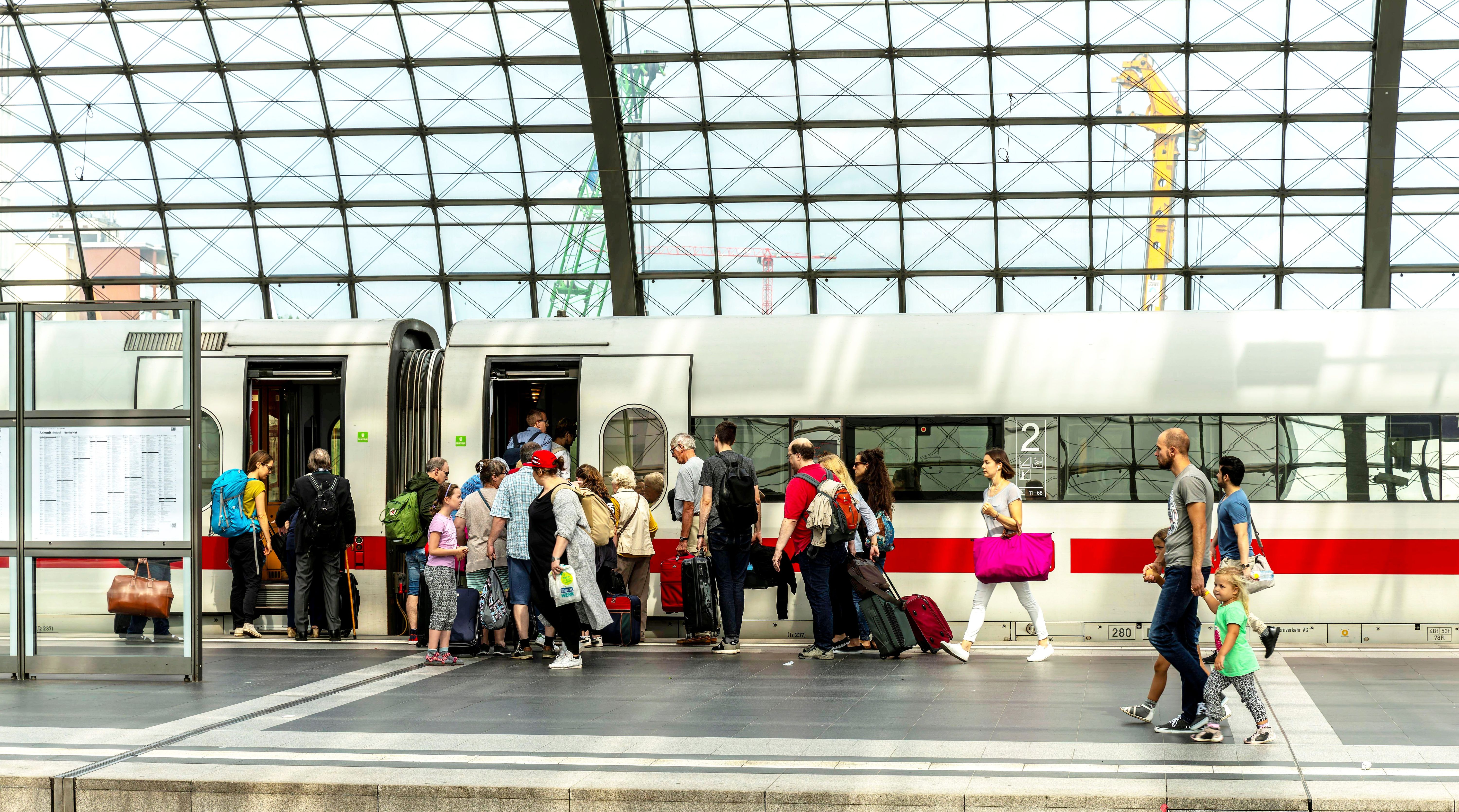 Bitter für Pendler: Drei Monate Zugchaos zwischen Berlin und Halle!