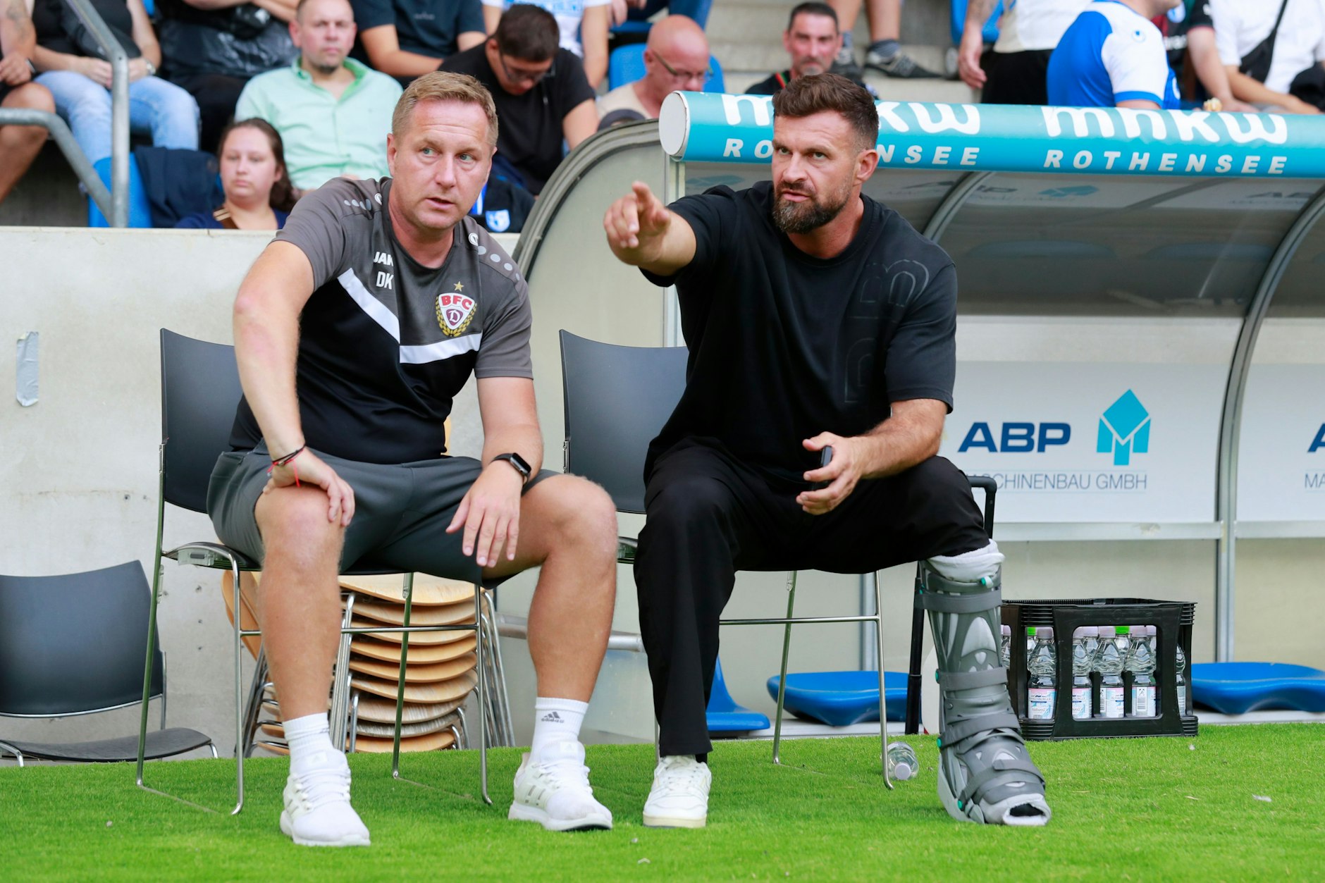 Trainer Dennis Kutrieb (l.) und Manager Enis Alushi schauen angespannt. Sie können einen Dreier jetzt gut gebrauchen.