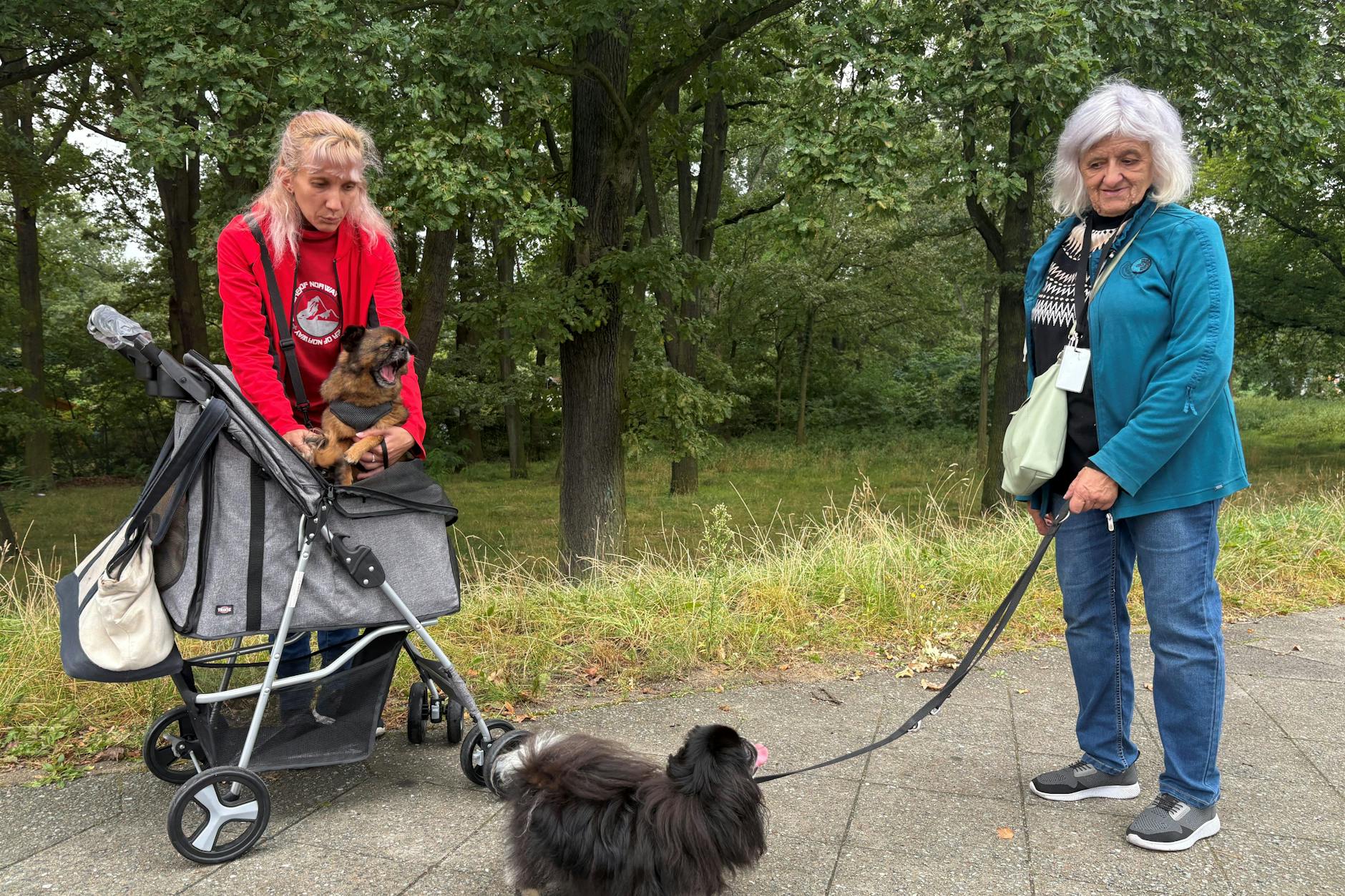 Svitlana und Nadja Kuzko mit ihren Pekinesen vor der Unterkunft in Tegel
