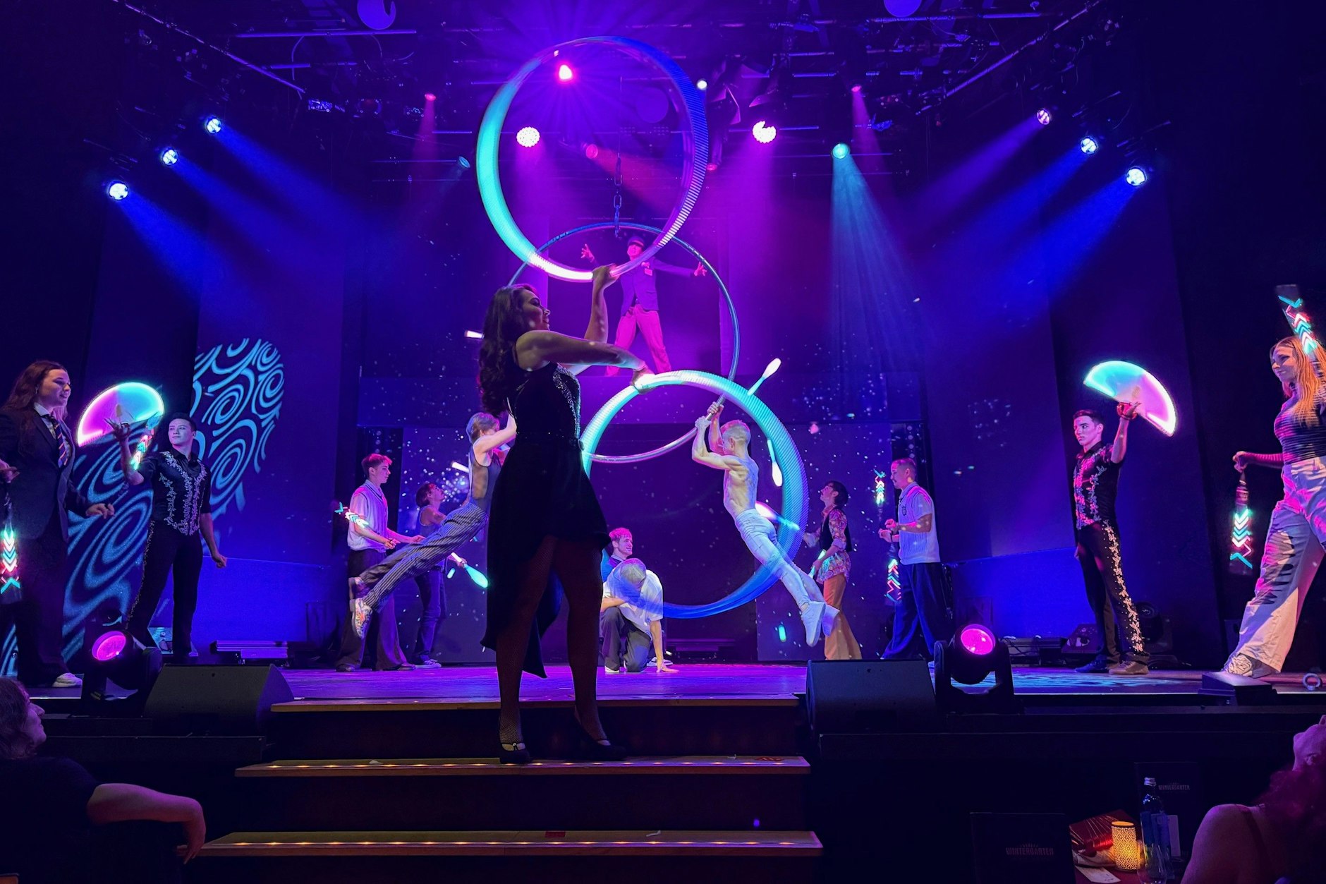 Das Finale von Flying Lights mit allen Künstlern am Donnerstagabend im Wintergarten Varieté.