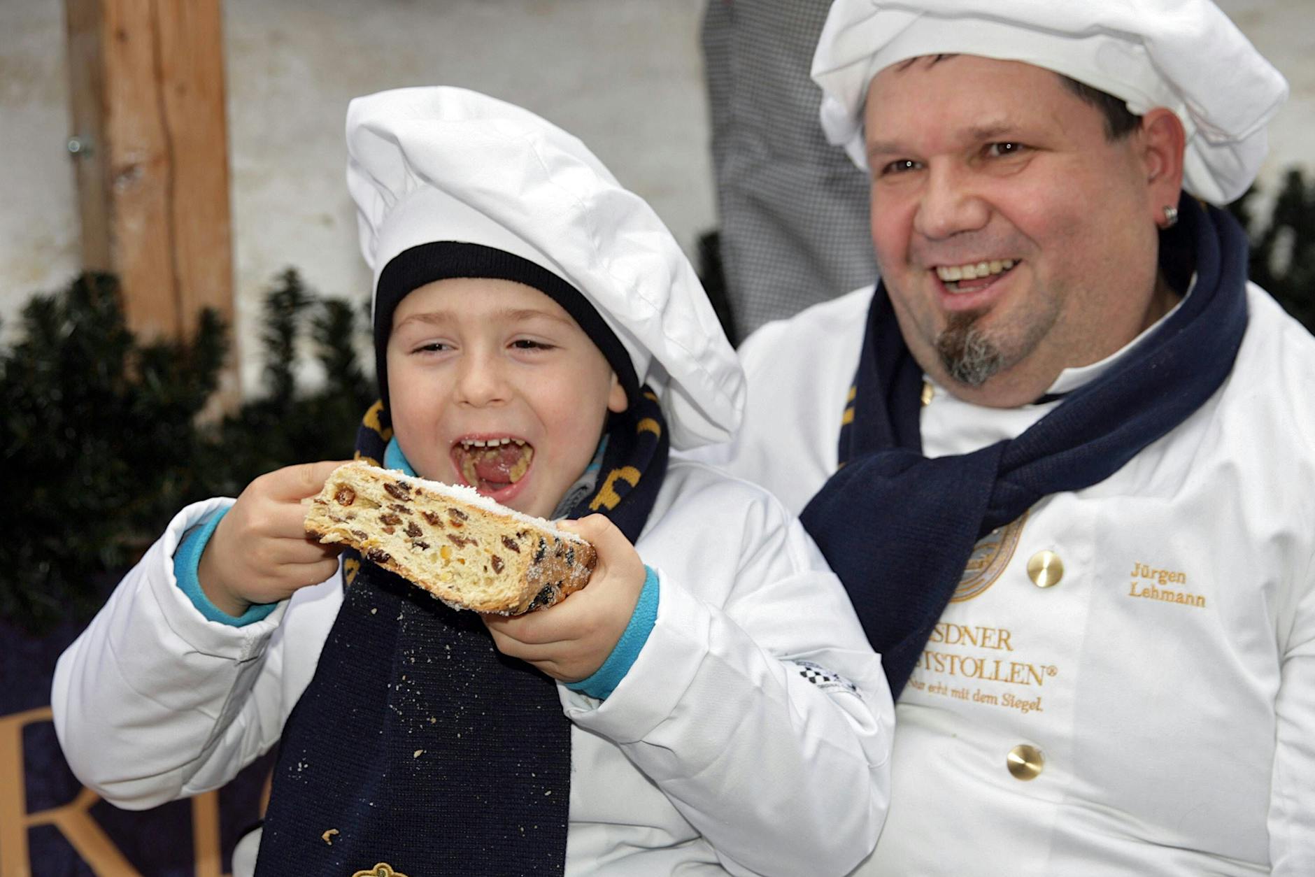 Essen Sie Dresdner Stollen auf der Straße? Amt sagt ja und kassiert