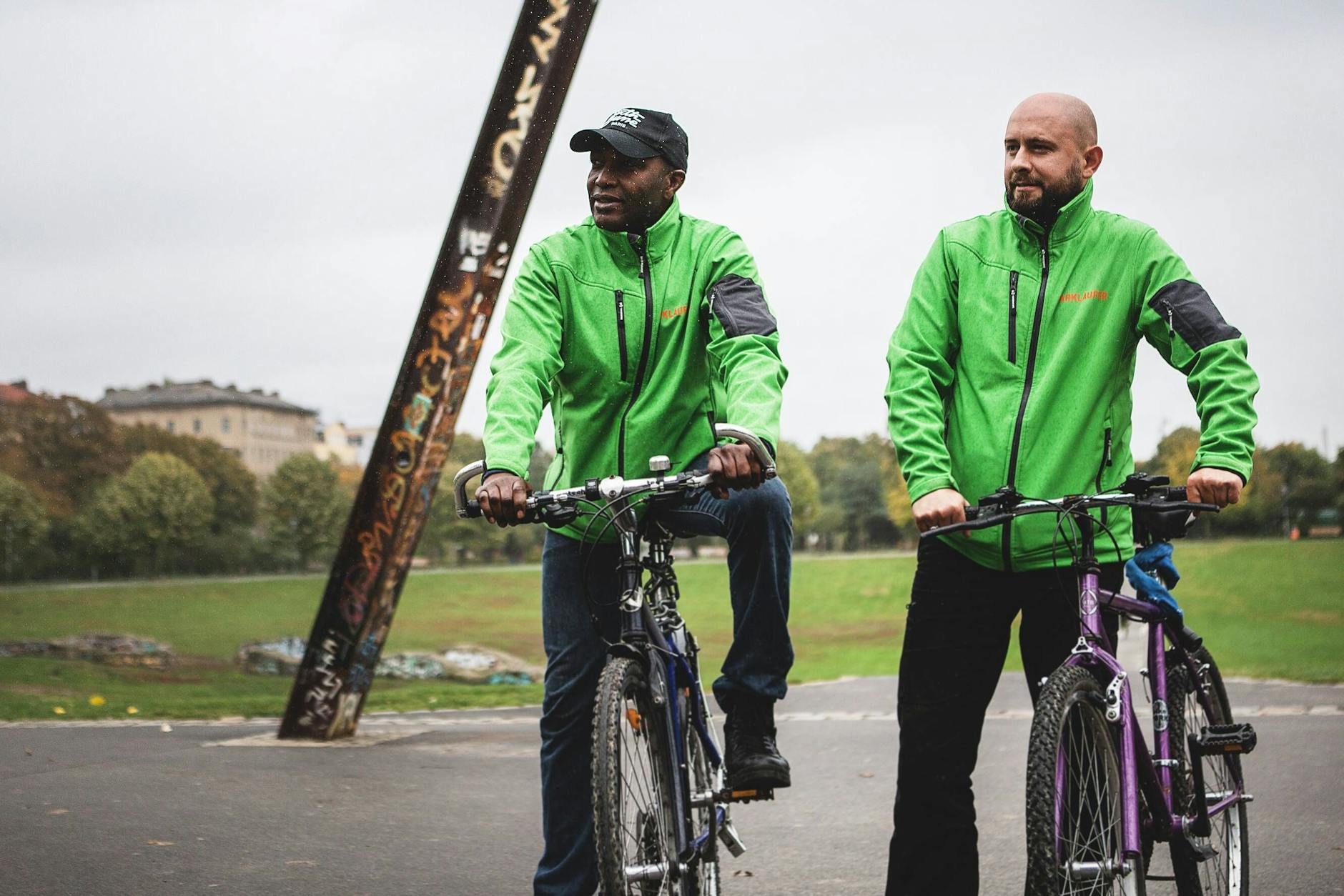 Parkläufer sorgen allein schon durch ihre Präsenz dafür, dass Grünflächen vor Vandalismus und Vermüllung geschützt werden.