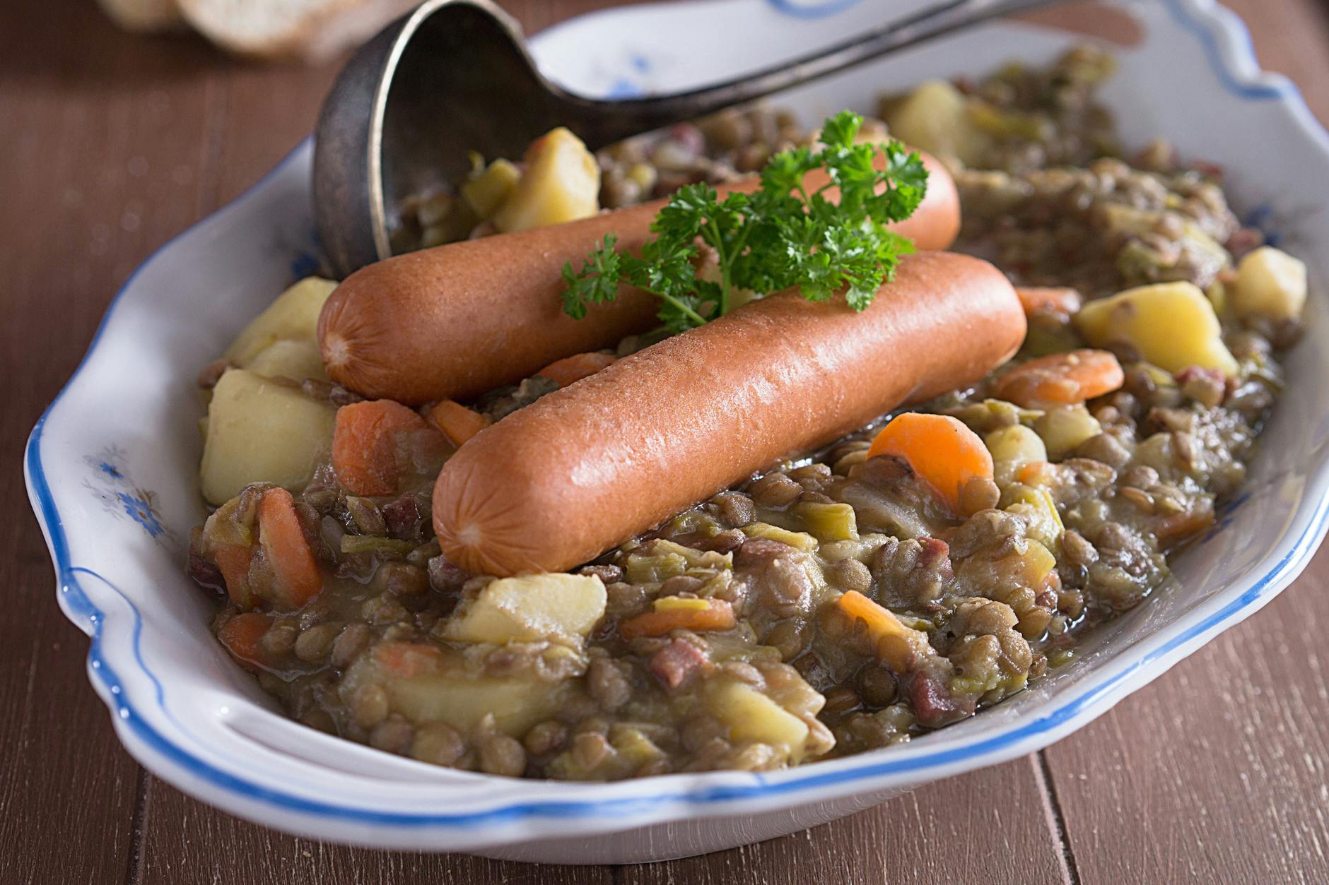 Linseneintopf mit Würstchen ist das perfekte Wohlfühlessen für den Herbst. In unserem Rezept lesen Sie, wie Sie das leckere Gericht ganz einfach zubereiten.