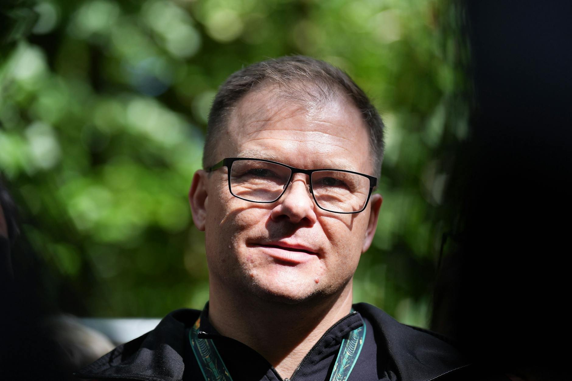 Carsten Schneider (SPD), Bundesminister für Umwelt, Klimaschutz, Naturschutz und nukleare Sicherheit hat sich einer Haar-Transplantation unterzogen.