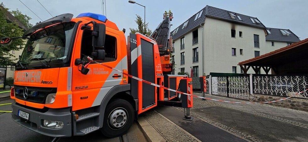 Mann kommt bei Brand in Pankow ums Leben: Feuerwehr rettet Bewohner über Drehleiter