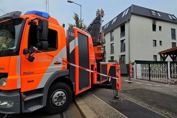 Die Berliner Feuerwehr rettete mehrere Menschen aus dem Haus.