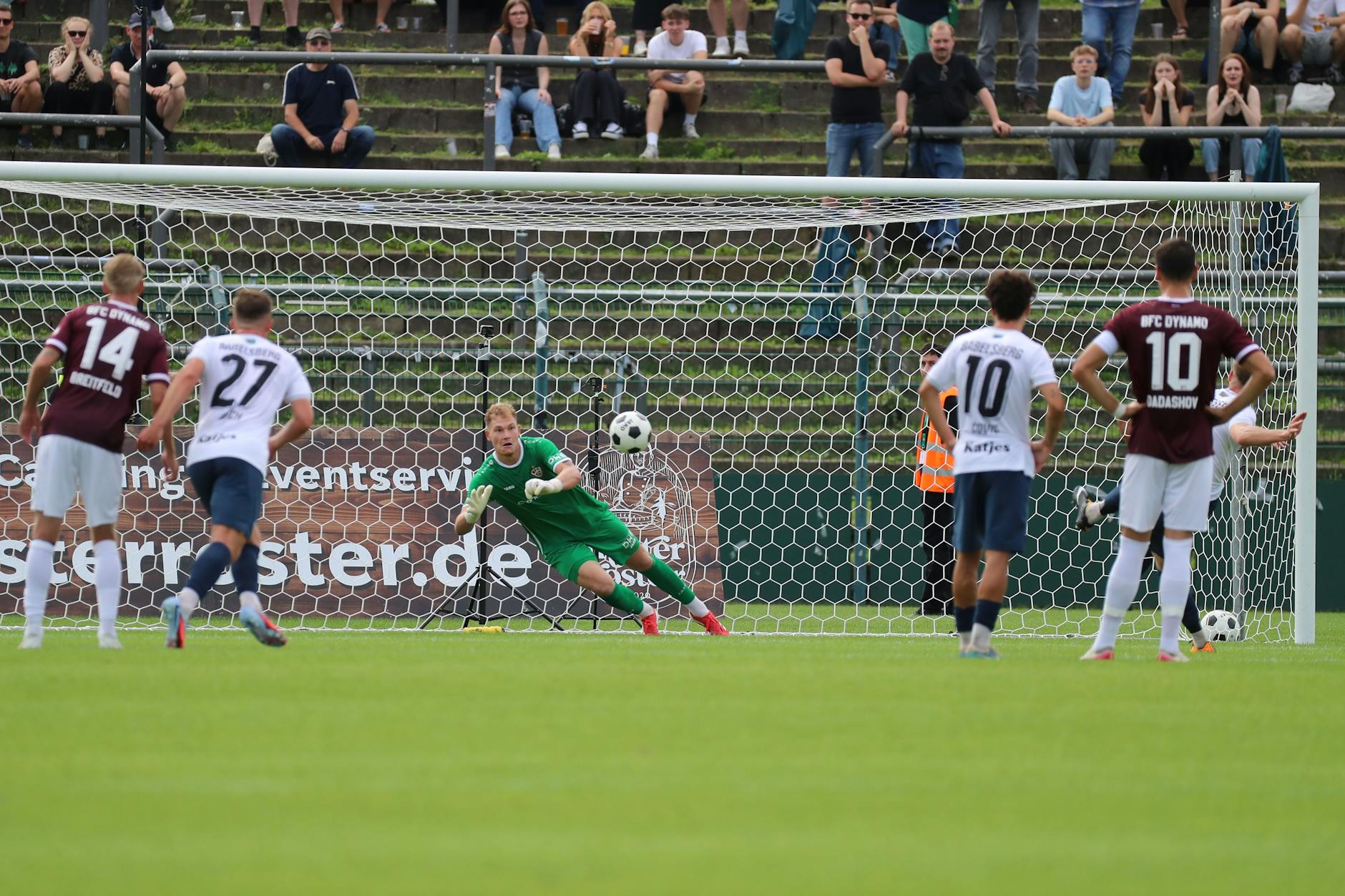 Der Anfang der Dynamo-Klatsche. Babelsbergs Tino Schmidt versenkt den Elfmeter, BFC-Keeper Nicolas Ortegel streckt sich vergeblich.