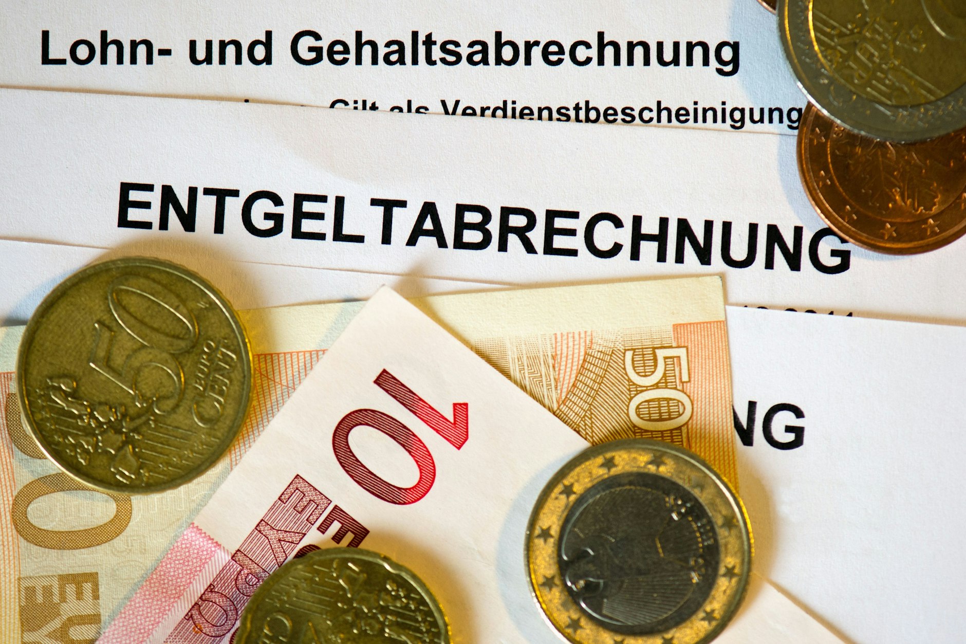 Die Lohn- und Gehaltsabrechnung zeigt es: Die Schere zwischen Ost und West geht beim Lohn auseinander.