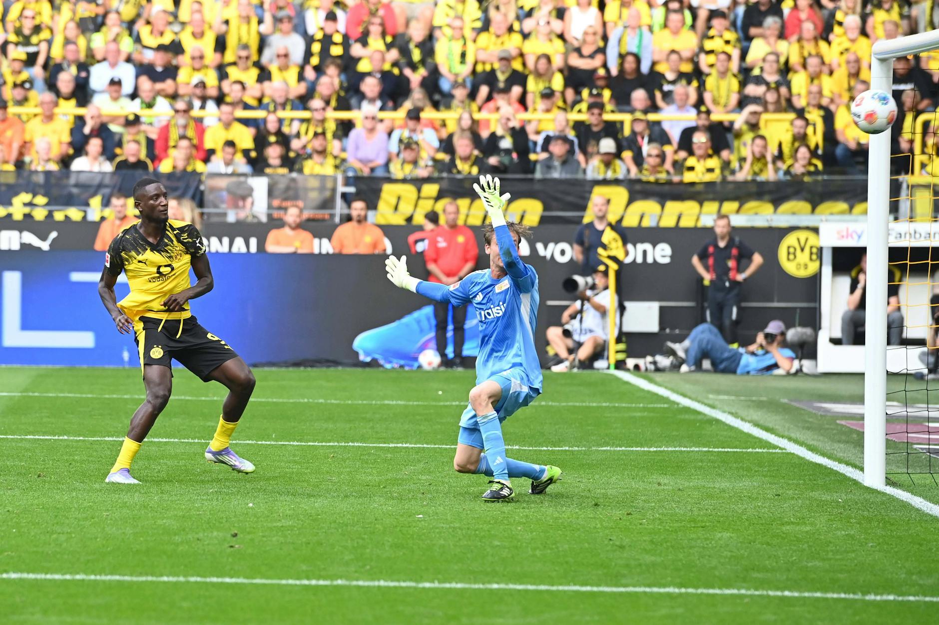 Da ist Union-Torwart Frederik Rönnow chancenlos. BVB-Stürmer Serhou Guirassy trifft zum 1:0.