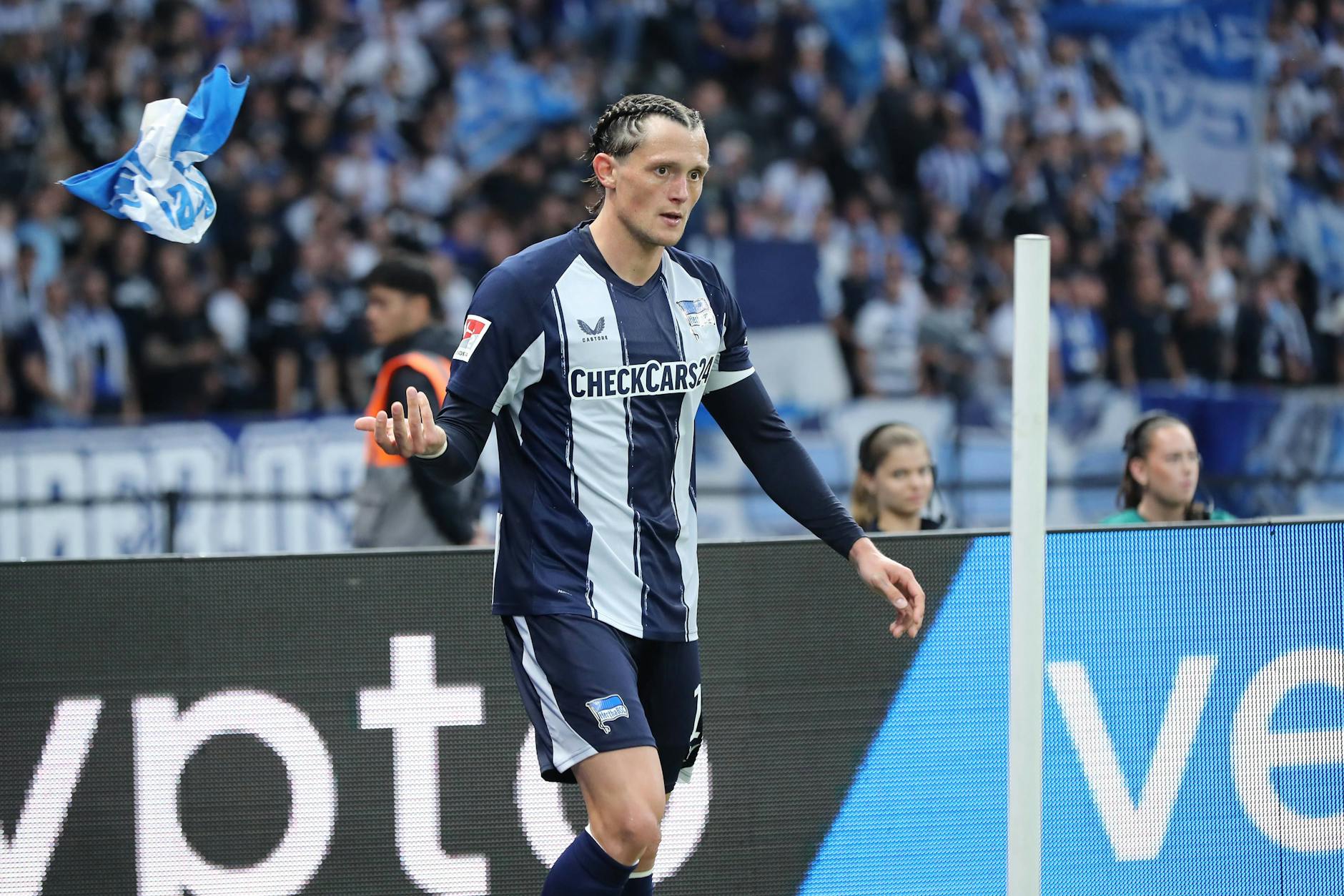 Die Frust-Szene der Hertha-Pleite gegen Elversberg: Kapitän Fabian Reese wirft den Vereinslogo-Stoff von der Eckfahne nach hinten.