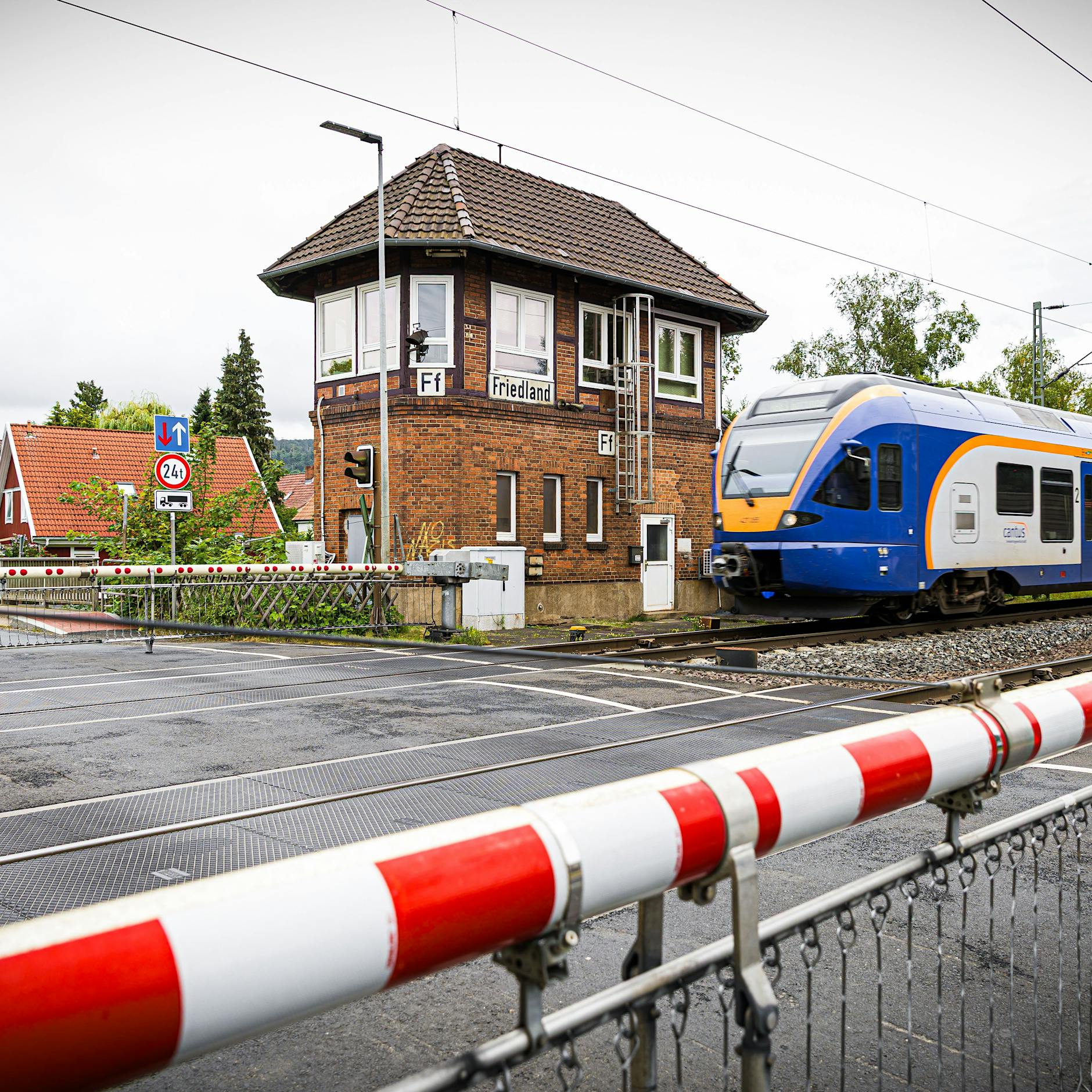 Iraker stößt 16-Jährige vor Zug: Er war ein abgelehnter Asylbewerber!