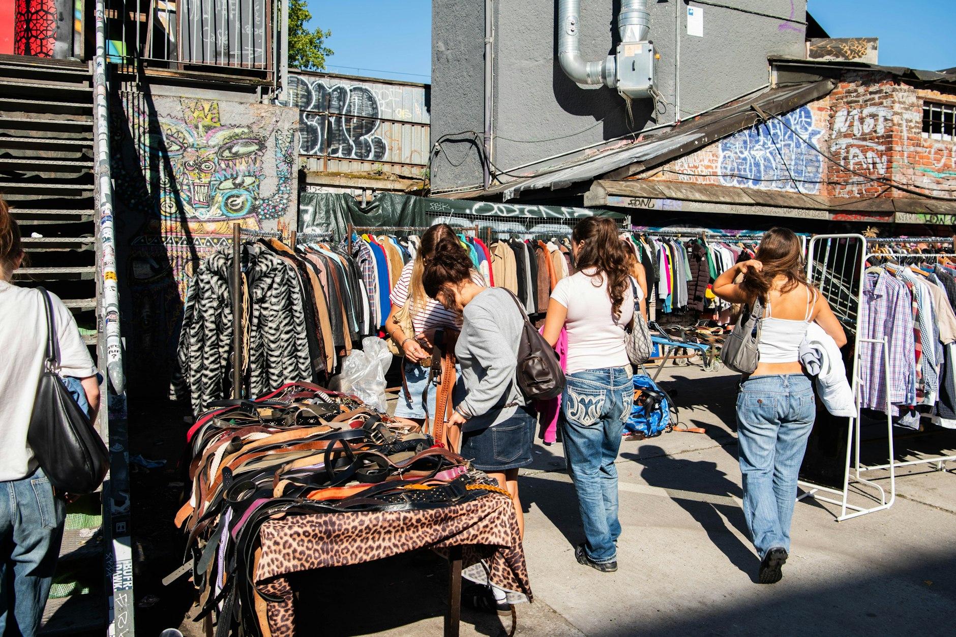 Ein Morgen auf dem RAW-Flohmarkt in Berlin-Friedrichshain: Viele warten auf ihre Stände, andere bauen auf.