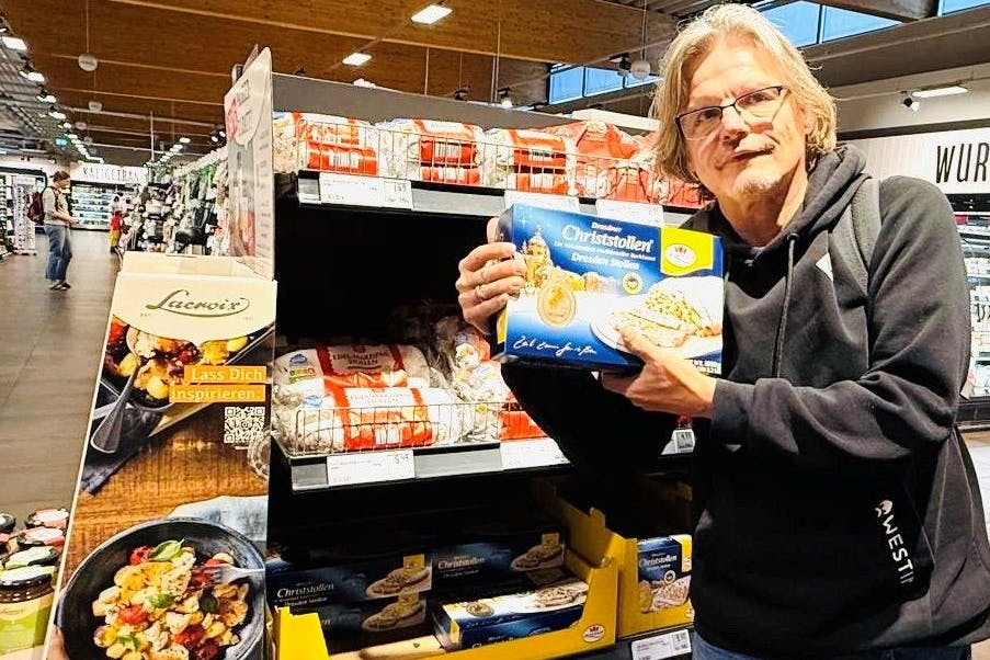 KURIER-Reporter Norbert Koch-Klaucke war überrascht: Noch ist Sommer und im Supermarkt gibt es schon Christstollen aus Dresden.