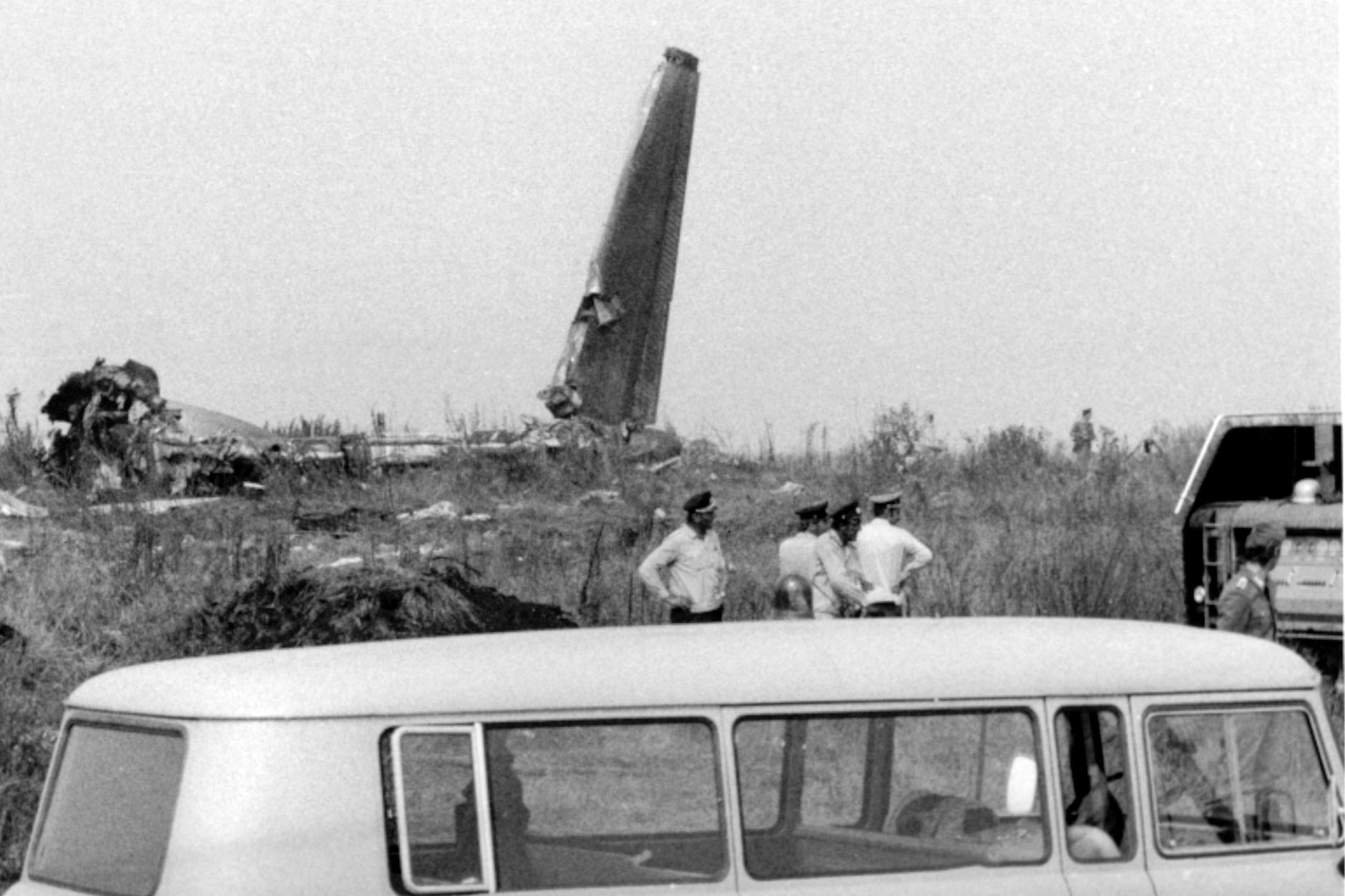 Blick auf das Wrack des Flugzeugs, das beim Landeanflug auf den Leipziger Messeflughafen Skeuditz zerschellt war. Am 1. September 1975 stürzte die aus Stuttgart kommende Maschine des DDR-Luftfahrtunternehmens Interflug bei der Landung ab.