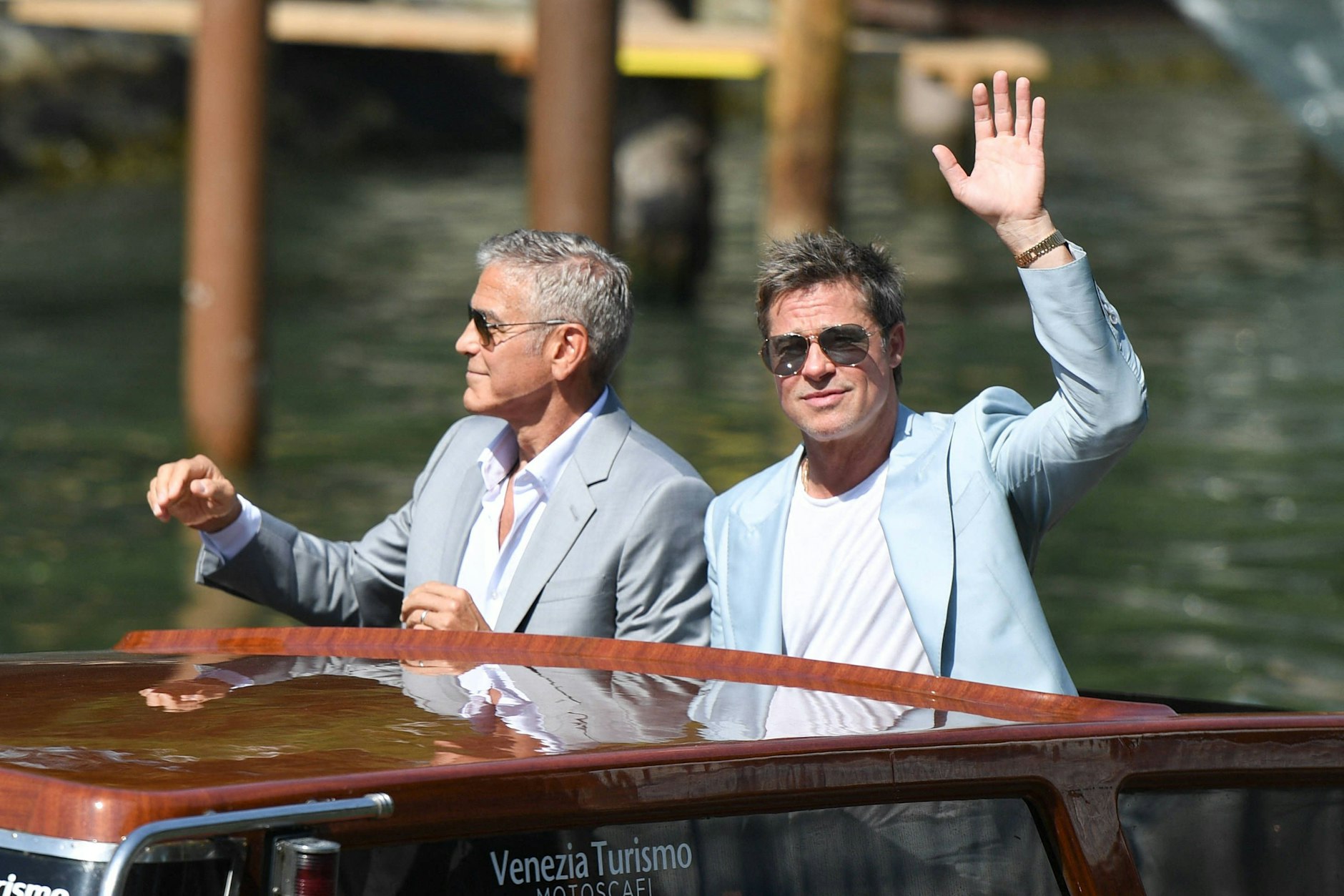 Von wegen roter Teppich – in Venedig beginnt der stilvolle Auftritt schon auf dem Wasser, wie bei Clooney und Pitt.