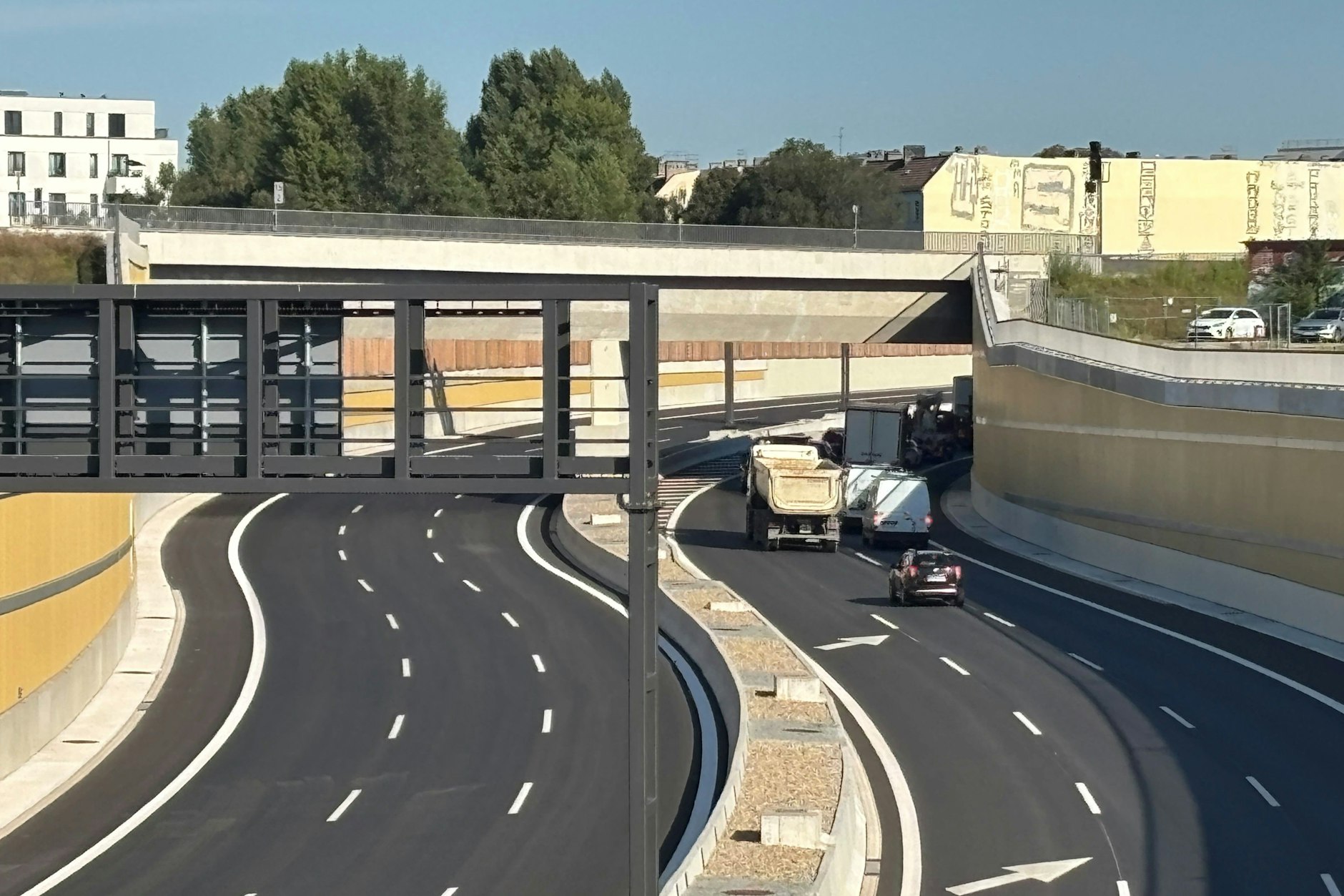 Blick von der Brücke im Verlauf der Kiefholzstraße auf die A100 nach Norden.