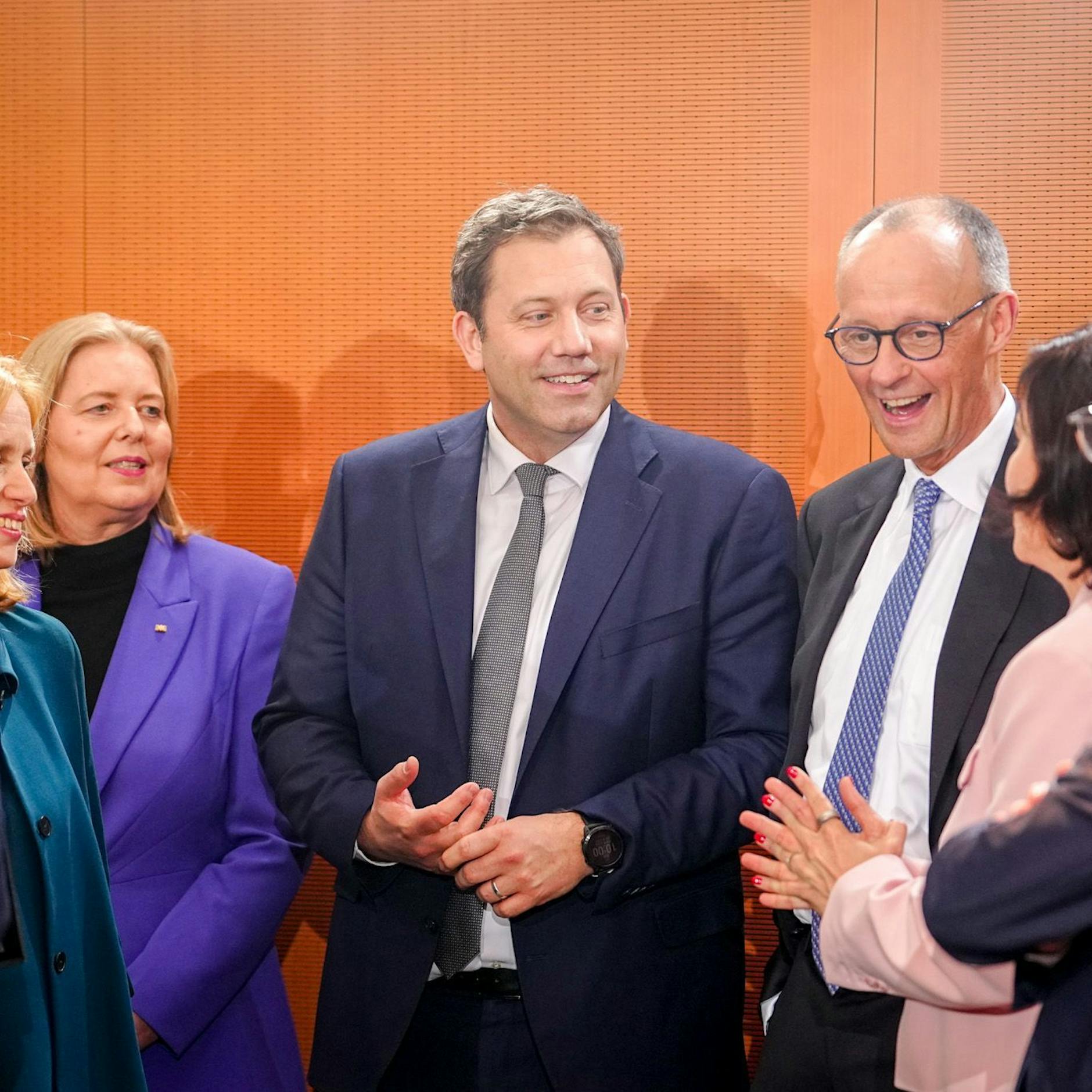 Image - „Gift für unseren Wohlstand“: Staat bläht sich auf, Industrie-Jobs schwinden