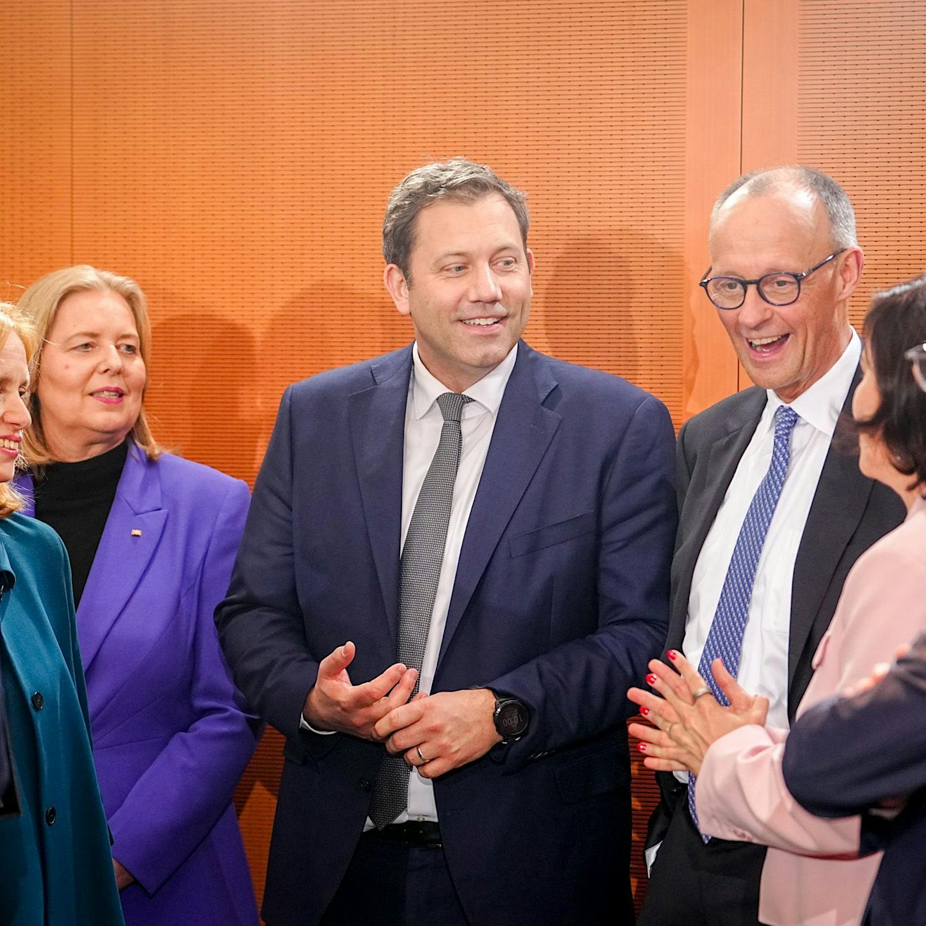 „Gift für unseren Wohlstand“: Staat bläht sich auf, Industrie-Jobs schwinden