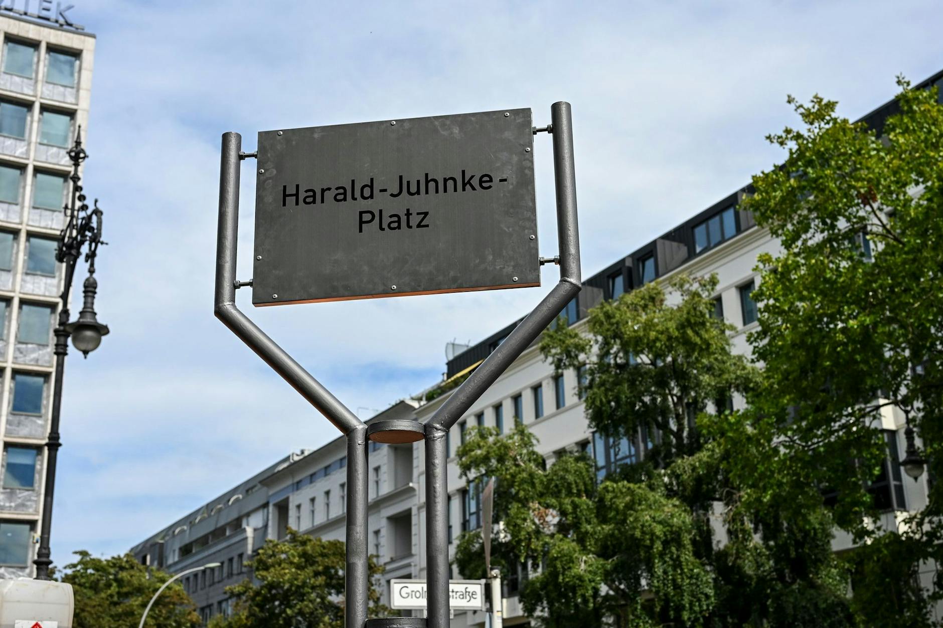 Der neu benannte Harald-Juhnke-Platz an der Kreuzung Kurfürstendamm, Grolmanstraße und Uhlandstraße direkt neben den Kudamm-Bühnen.