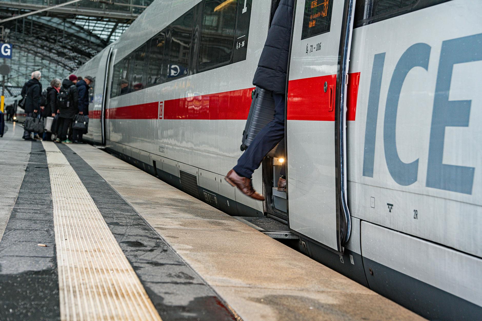 Die Deutsche Bahn sorgt mit einer Räumungsaktion eines ICE für Schlagzeilen.