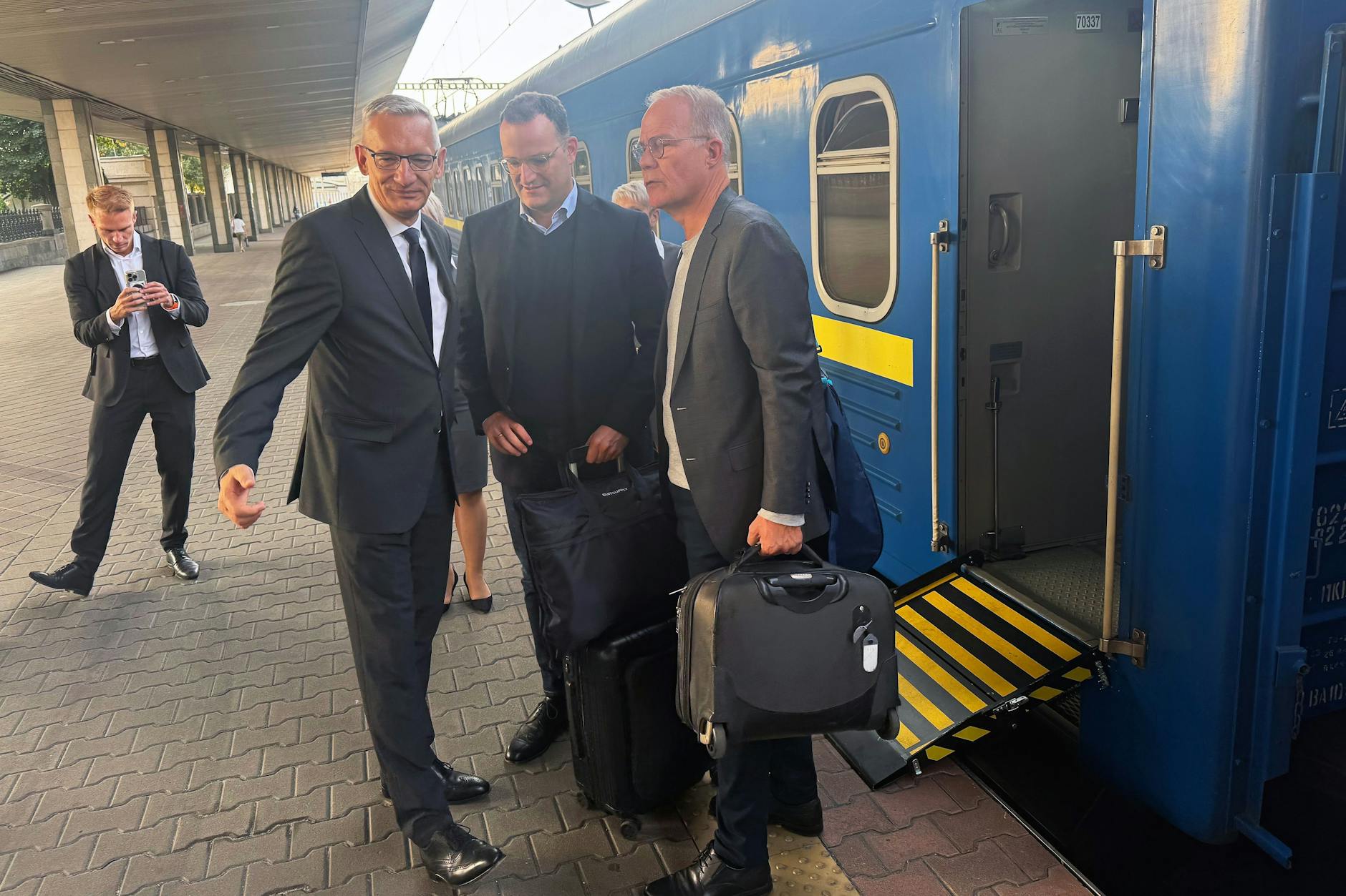 Ukraine, Kiew: Jens Spahn (CDU, M), CDU/CSU Fraktionsvorsitzender, und Matthias Miersch (r.), SPD Fraktionsvorsitzender, werden bei ihrer Ankunft am Bahnhof der ukrainischen Hauptstadt von Martin Jäger (l.), deutscher Botschafter in der Ukraine, begrüßt.
