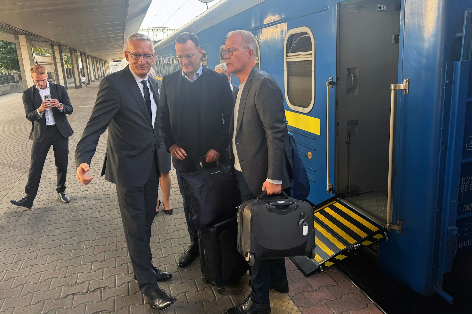 Ukraine, Kiew: Jens Spahn (CDU, M), CDU/CSU Fraktionsvorsitzender, und Matthias Miersch (r.), SPD Fraktionsvorsitzender, werden bei ihrer Ankunft am Bahnhof der ukrainischen Hauptstadt von Martin Jäger (l.), deutscher Botschafter in der Ukraine, begrüßt.