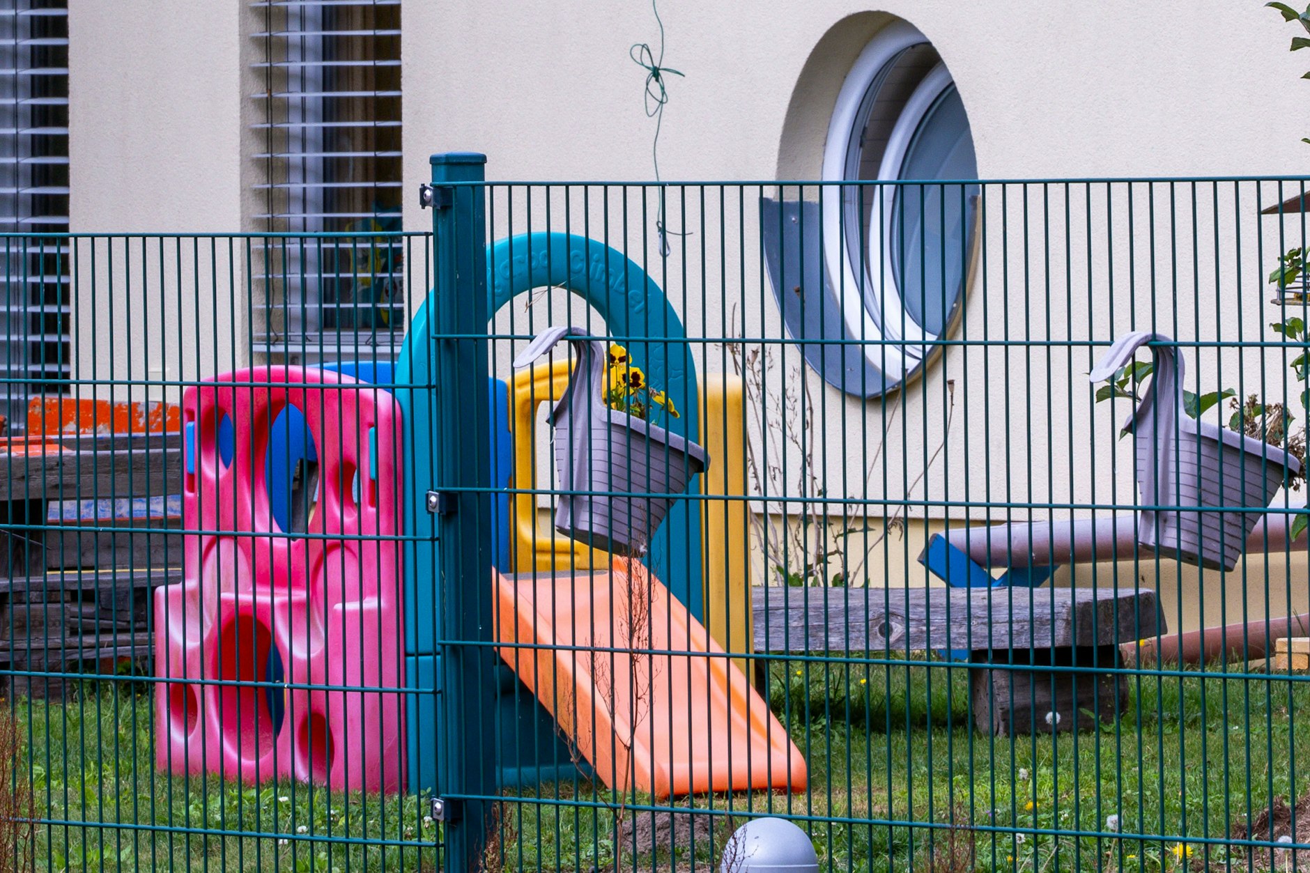 Im Landkreis Rostock hatte starkes Erbrechen bei mehreren Kleinkindern in einer Kita zu einem Großeinsatz von Notarzt und Rettungssanitätern geführt.