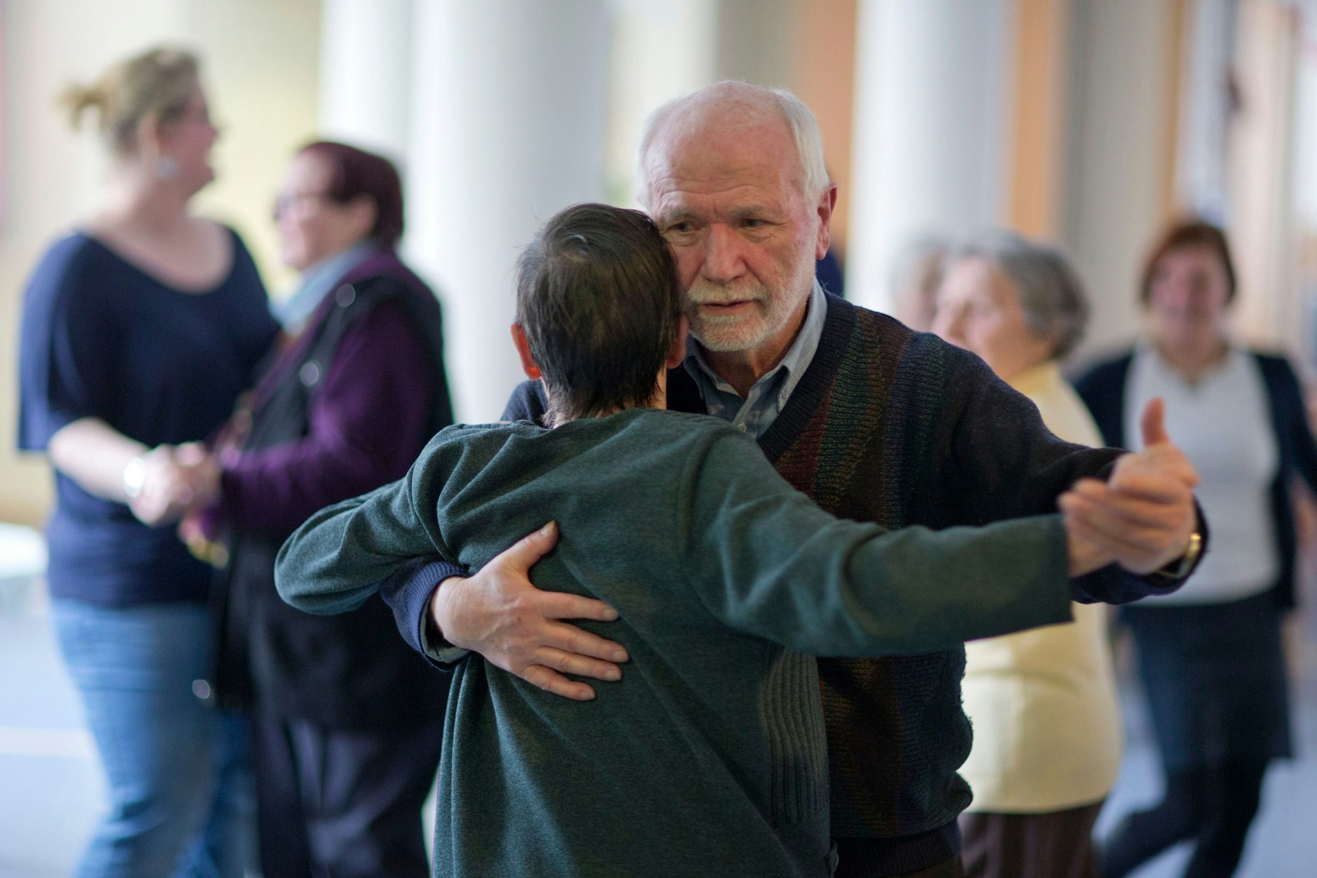 Ein Alzheimer-Patient tanzt mit seiner Partnerin.
