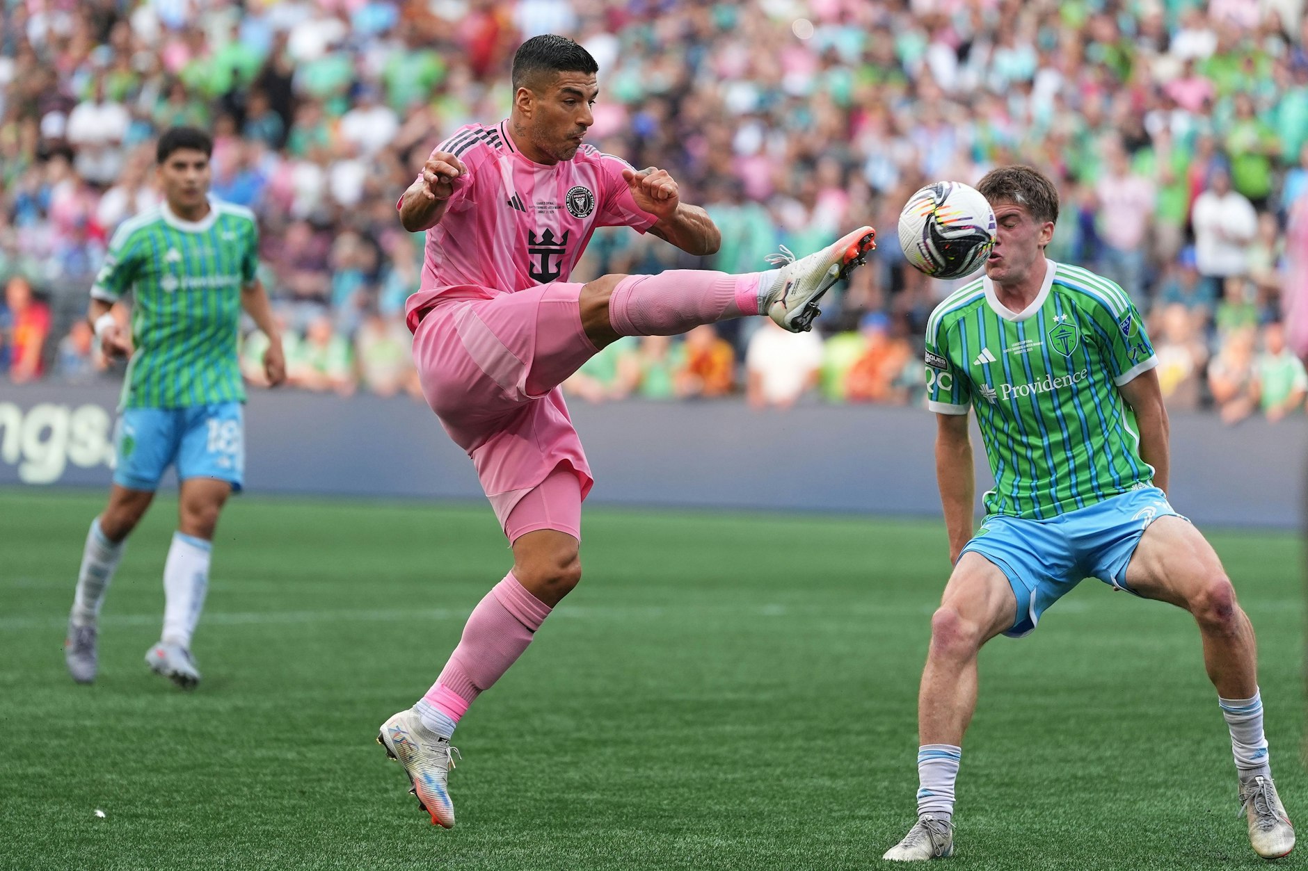 Luis Suárez (l.) von Inter Miami versucht es gegen Reed Baker-Whiting von den Seattle Sounders mit einer verdammt akrobatischen Einlage.