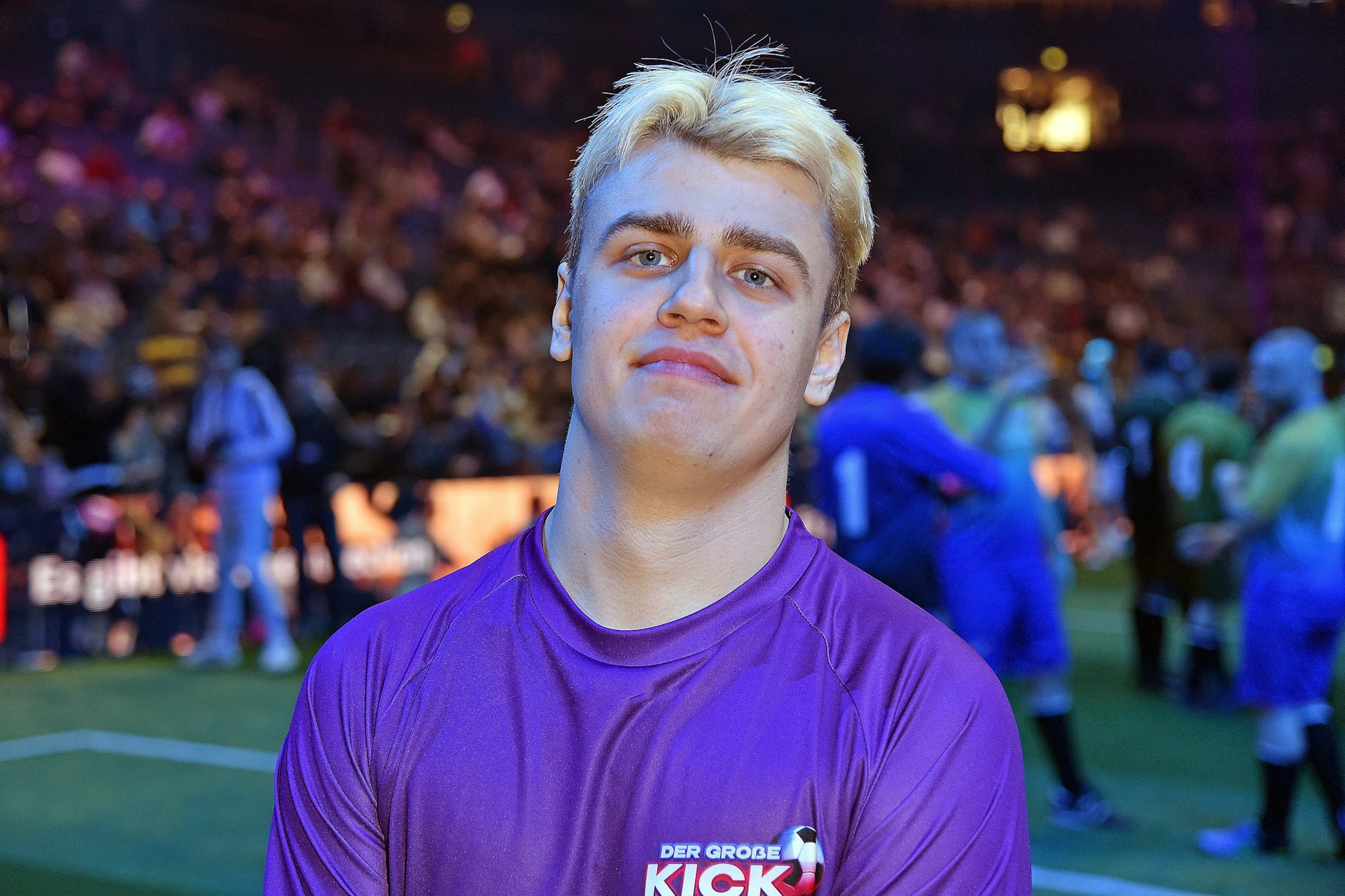 Der Streamer Papaplatte, über dessen Umgang mit seinem Cutter nun viel Empörung im Netz entstanden ist, auf einem Fußballevent 2022.