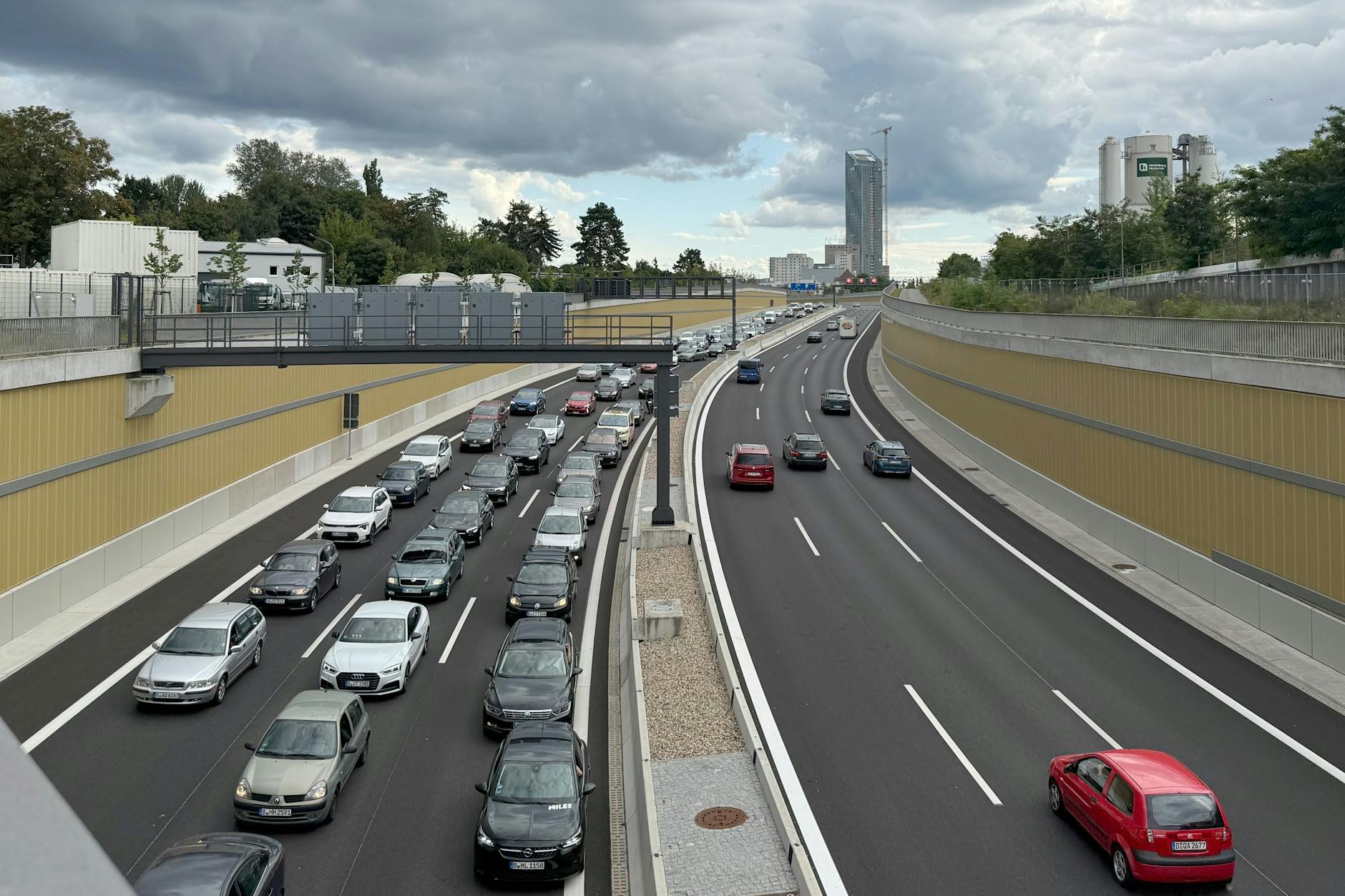 Schick, aber Stau: Die Verlängerung der Stadtautobahn A100 vor Treptow