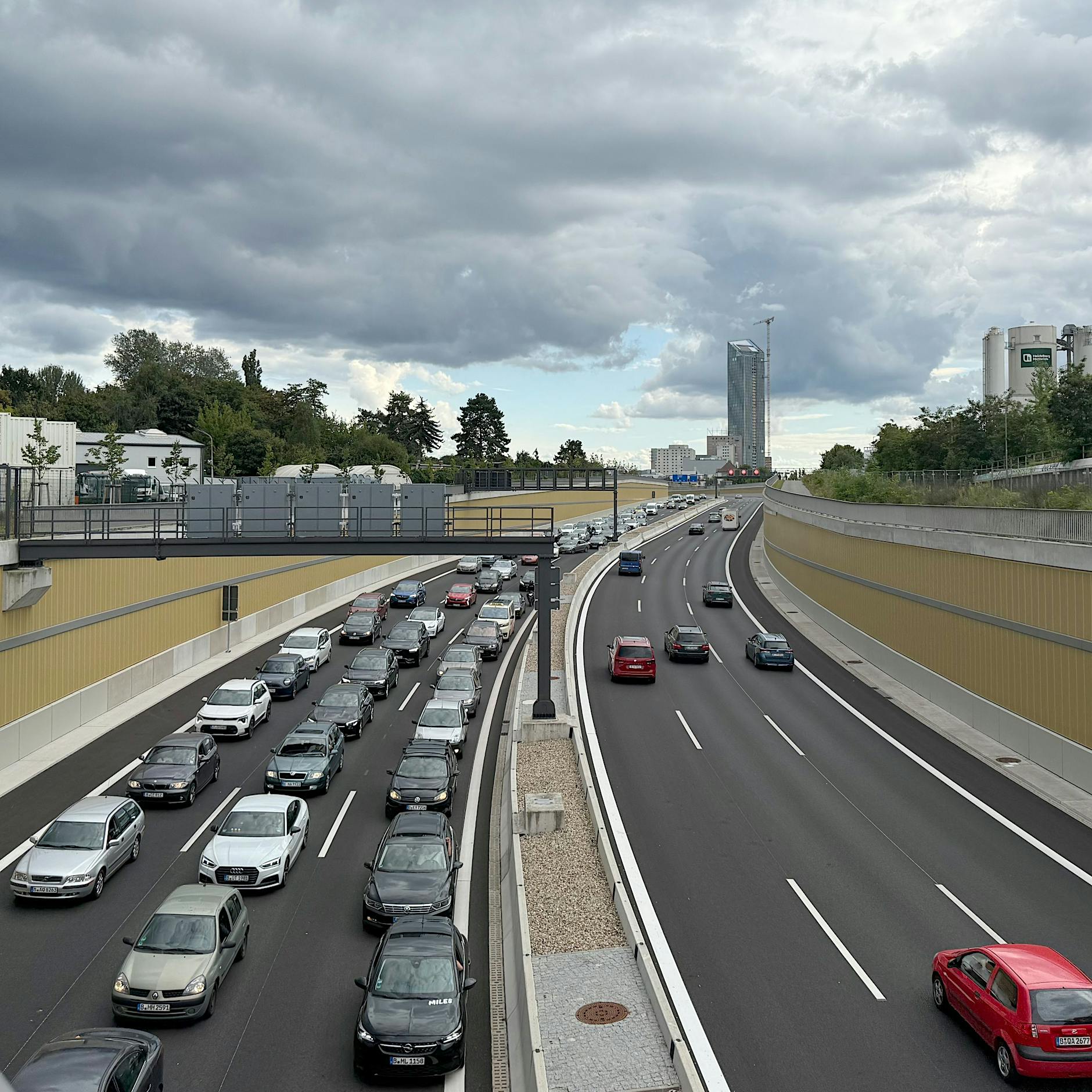 Meine Chaosfahrt auf der neuen A100: Dann sprang der SUV-Fahrer auf die Straße und brüllte