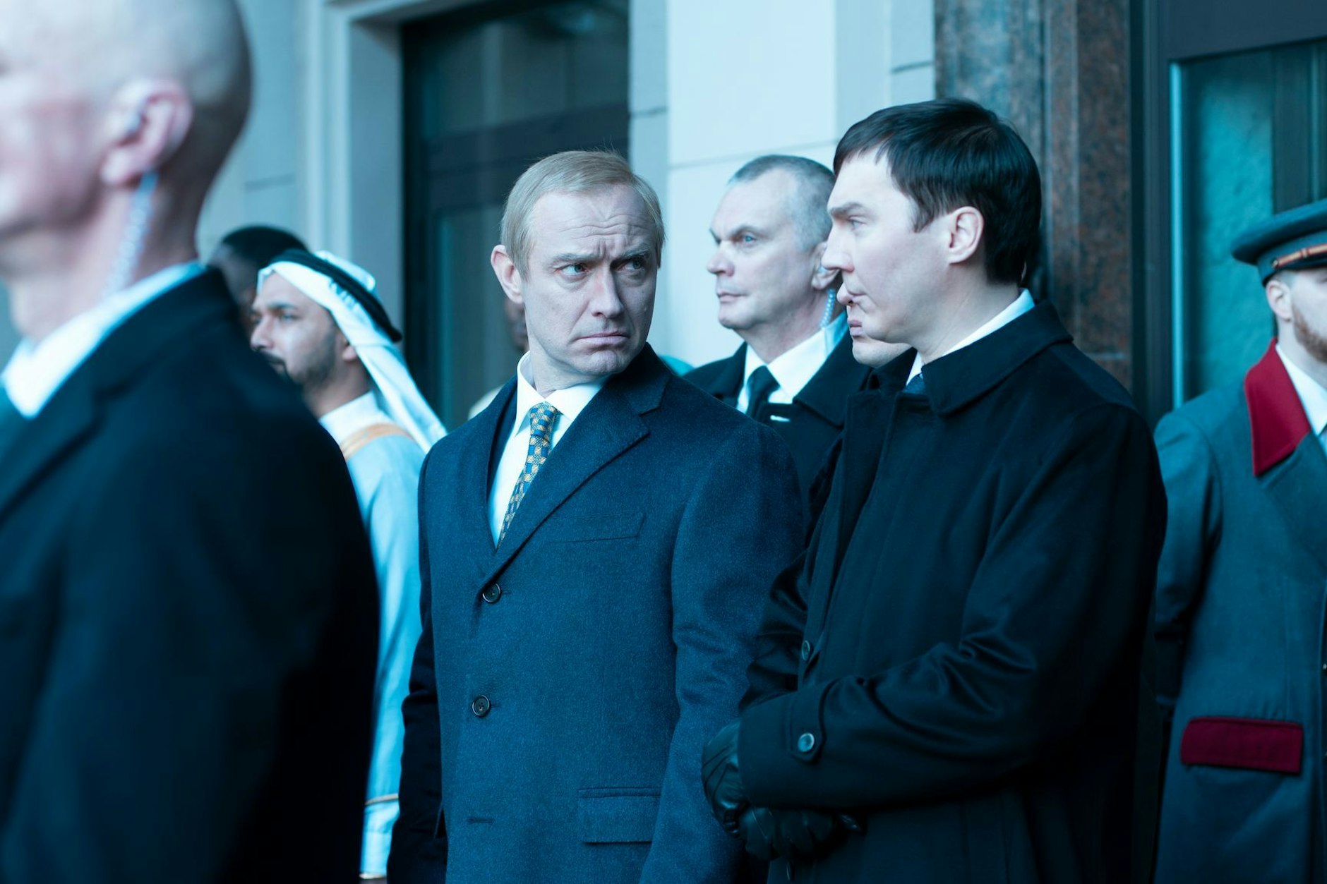 Jude Law (l.) und Paul&nbsp;Dano in „The Wizard of the Kremlin“ von Olivier Assayas