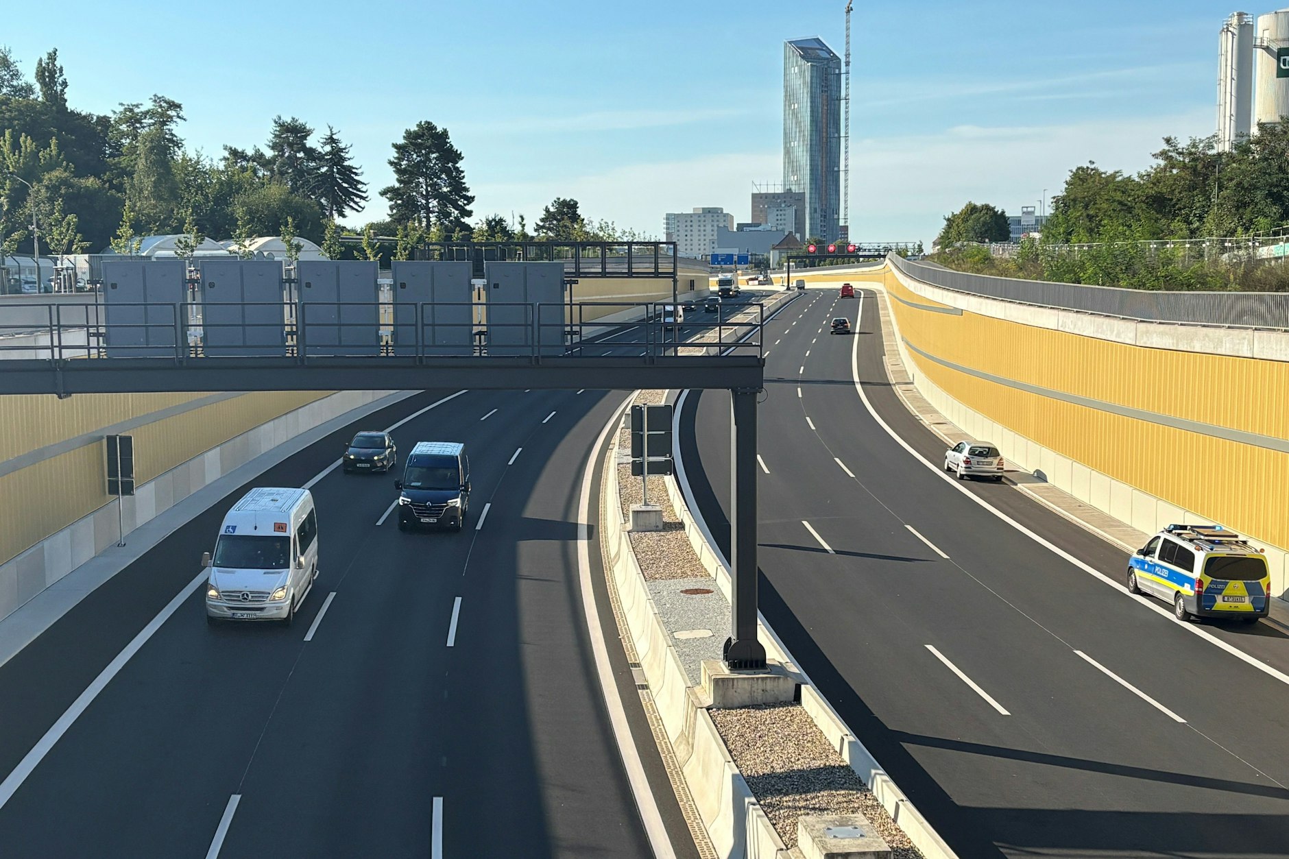 Blick nach Süden von der Brücke im Verlauf der Kiefholzstraße auf die neue A100: Am Vormittag des 1. September ist in Richtung Neukölln (r.) kaum etwas los. Doch auf der Fahrbahn Richtung Treptow (l.) rollen die Autos in den Stau.
