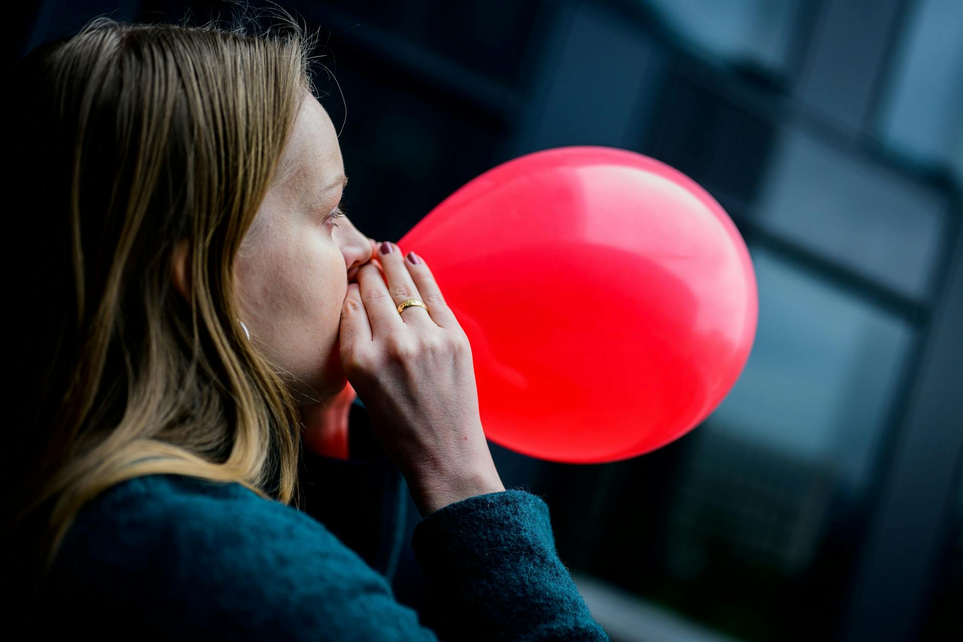 Ballons mit Lachgas wirken harmlos, bergen aber erhebliche Risiken für Gesundheit und Sicherheit.