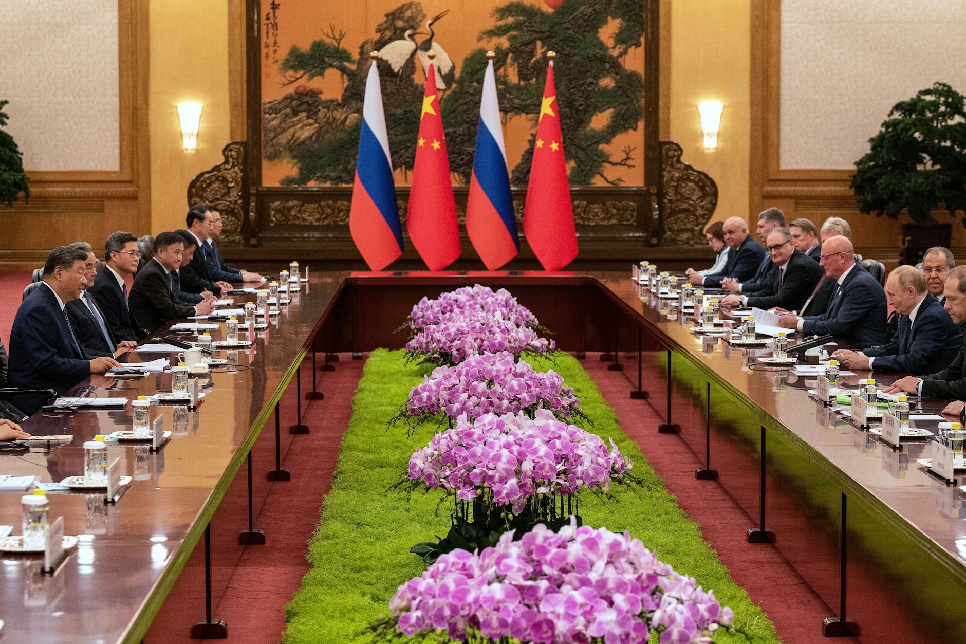 Am Tag vor der Militärparade: Der chinesische Präsident Xi Jinping (l.) spricht zu Beginn eines bilateralen Treffens mit dem russischen Präsidenten Wladimir Putin (2.v.r.) in der Großen Halle des Volkes.